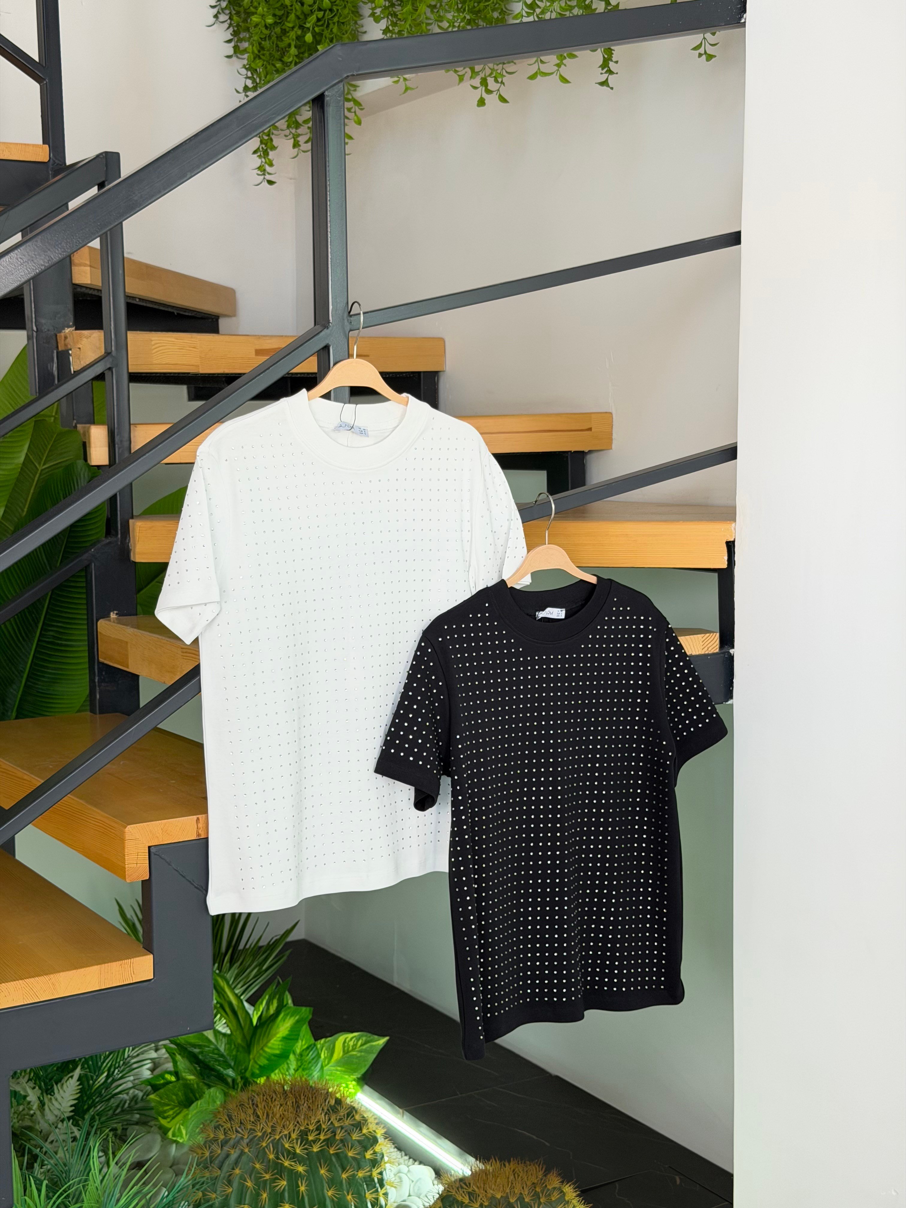 Ekru Renk Serpme Taşlı T-Shirt