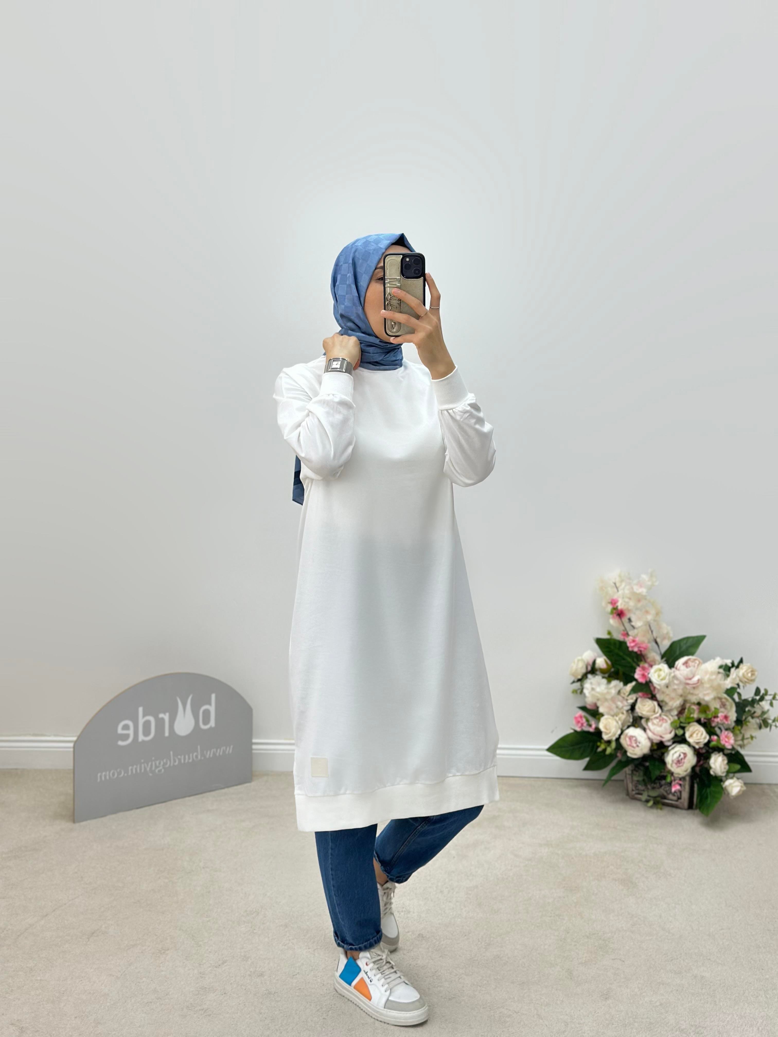 Etiket Baskılı Ekru Renk Uzun Basic Sweatshirt