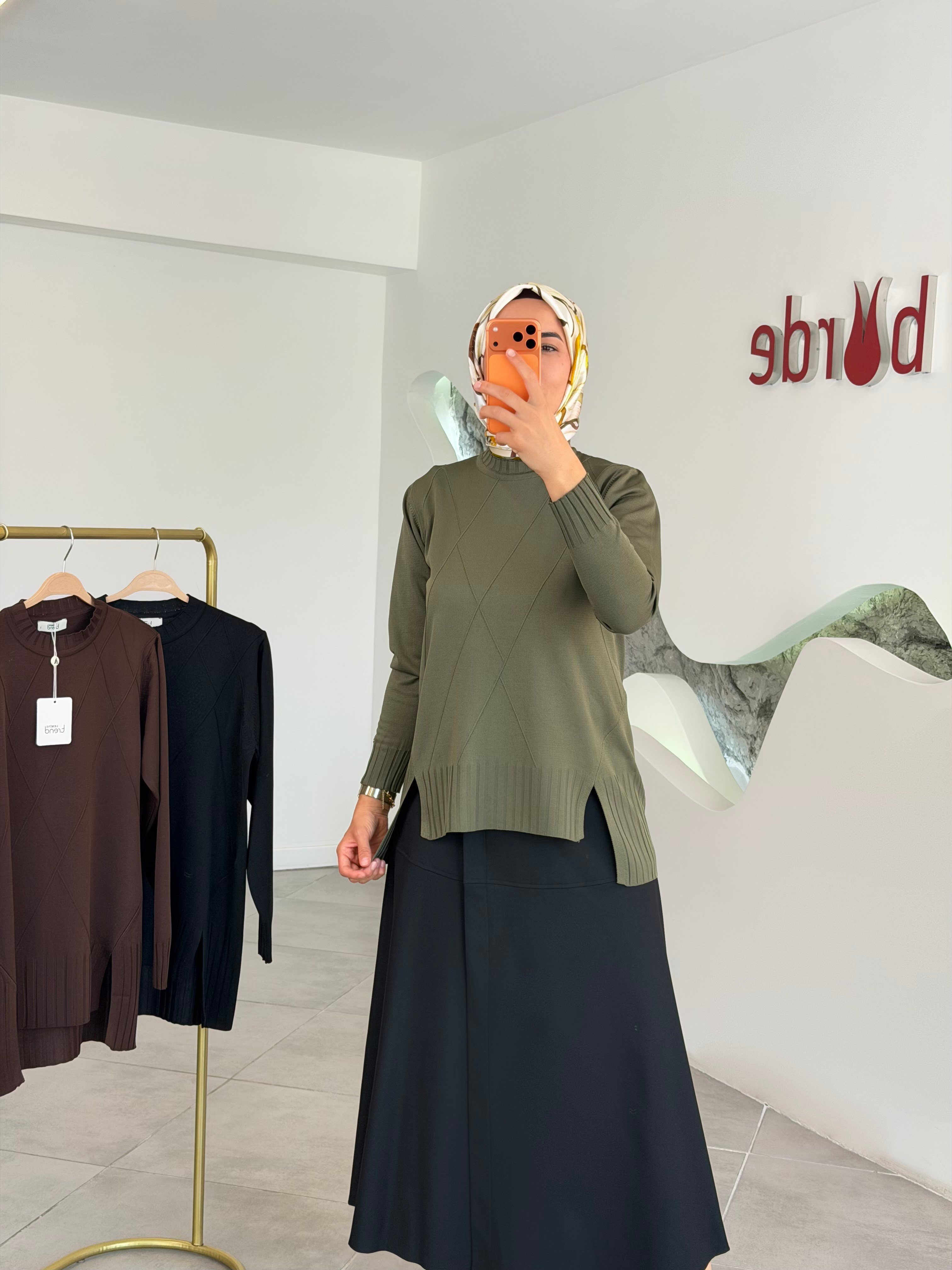 Haki Renk Geometrik Desenli  Yırtmaçlı Triko 26KTD415