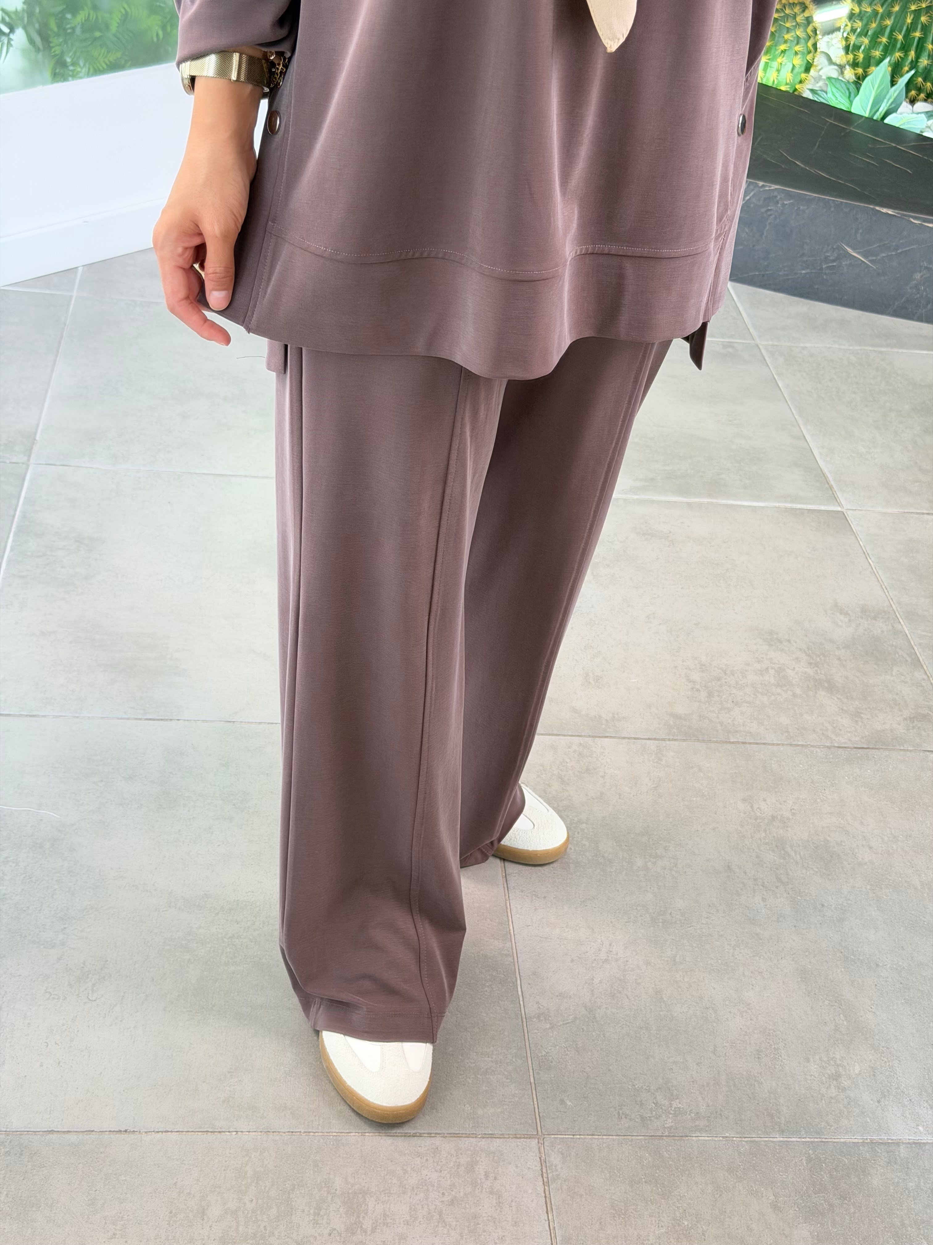 Kahve Renk Çıtçıt Detaylı Pantolonlu Takım