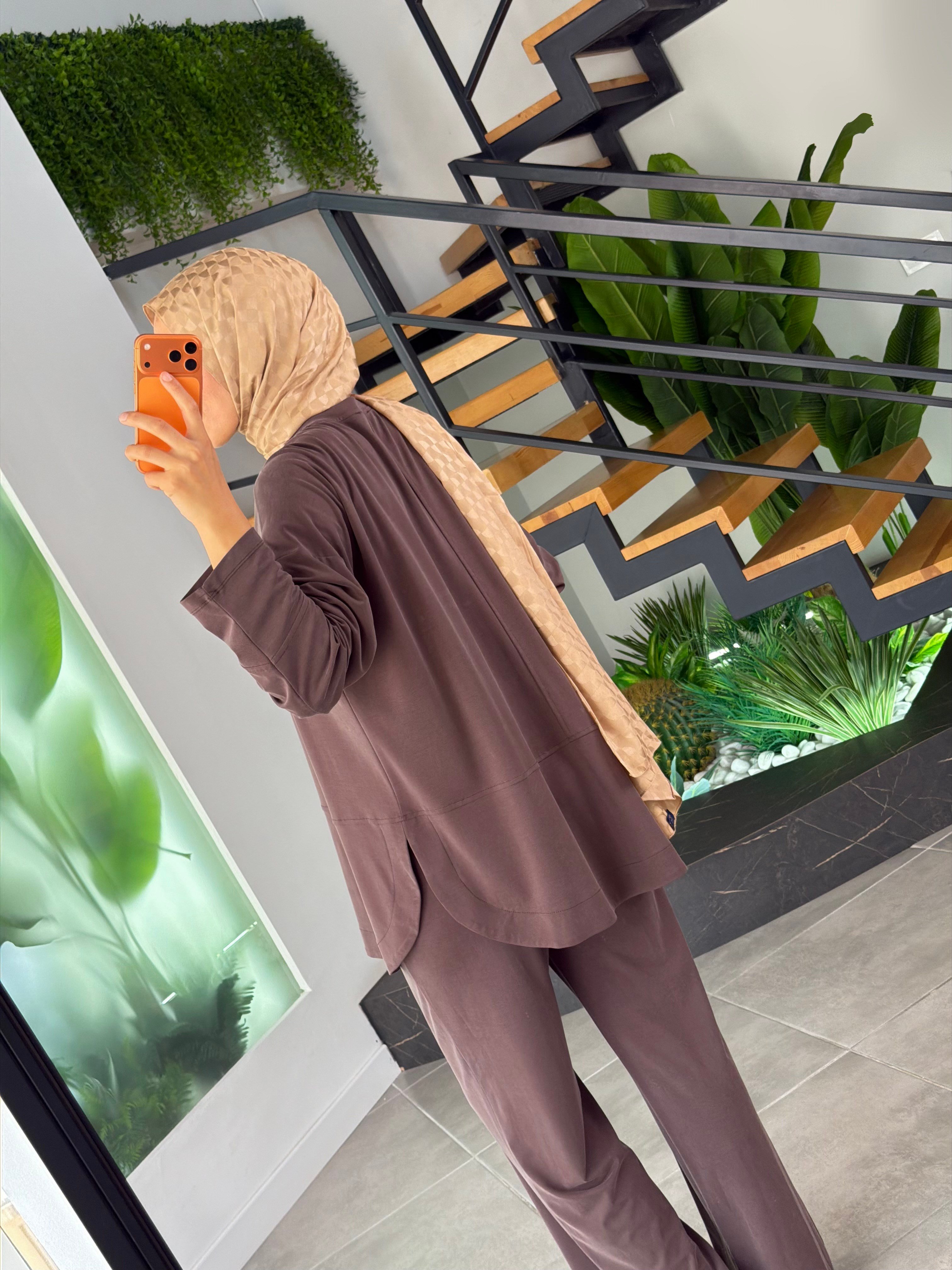 Kahve Renk Eteği Kavisli Kesik Detaylı Takım
