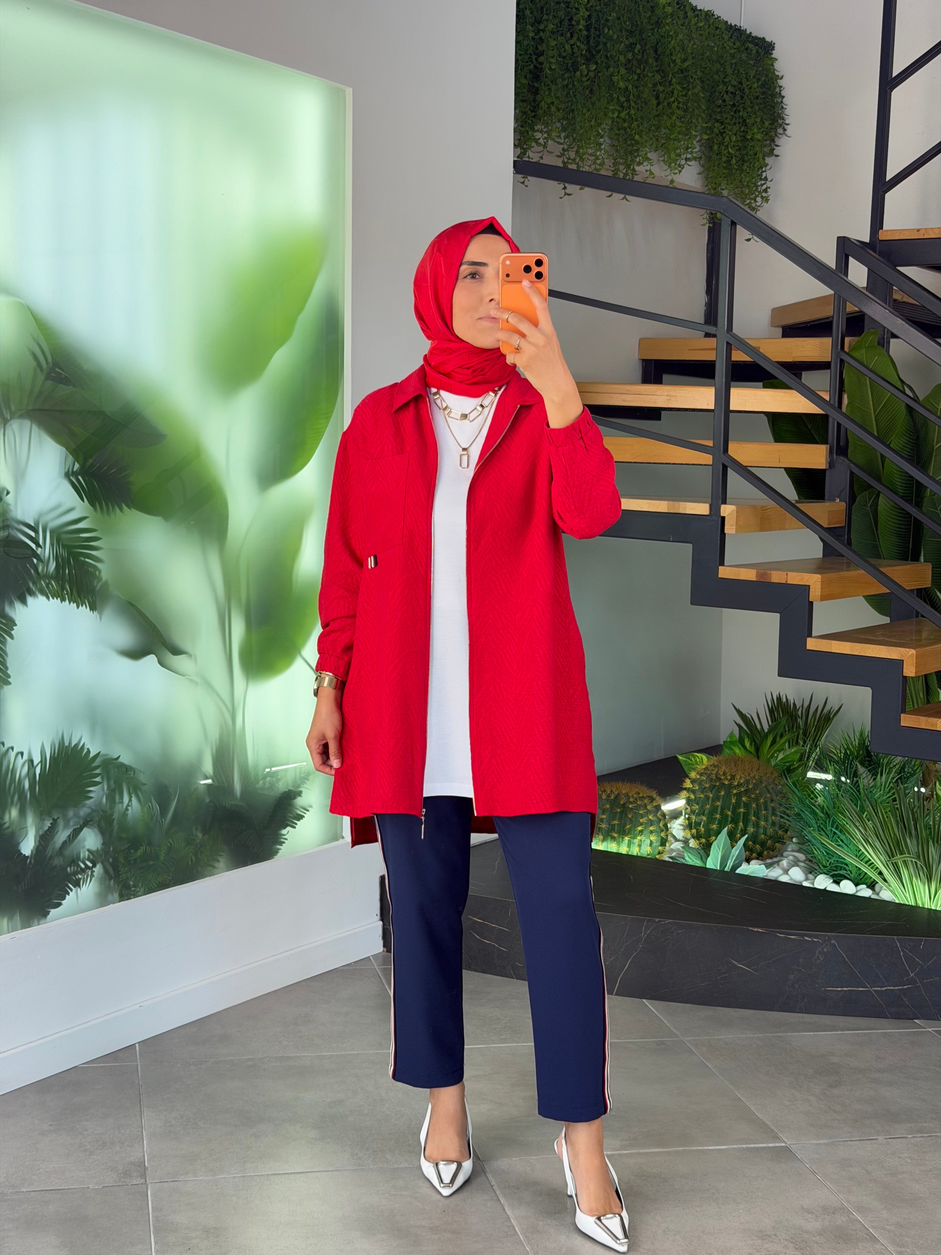 Kırmızı Renk Şerit Detaylı Marin Pantolonlu Takım