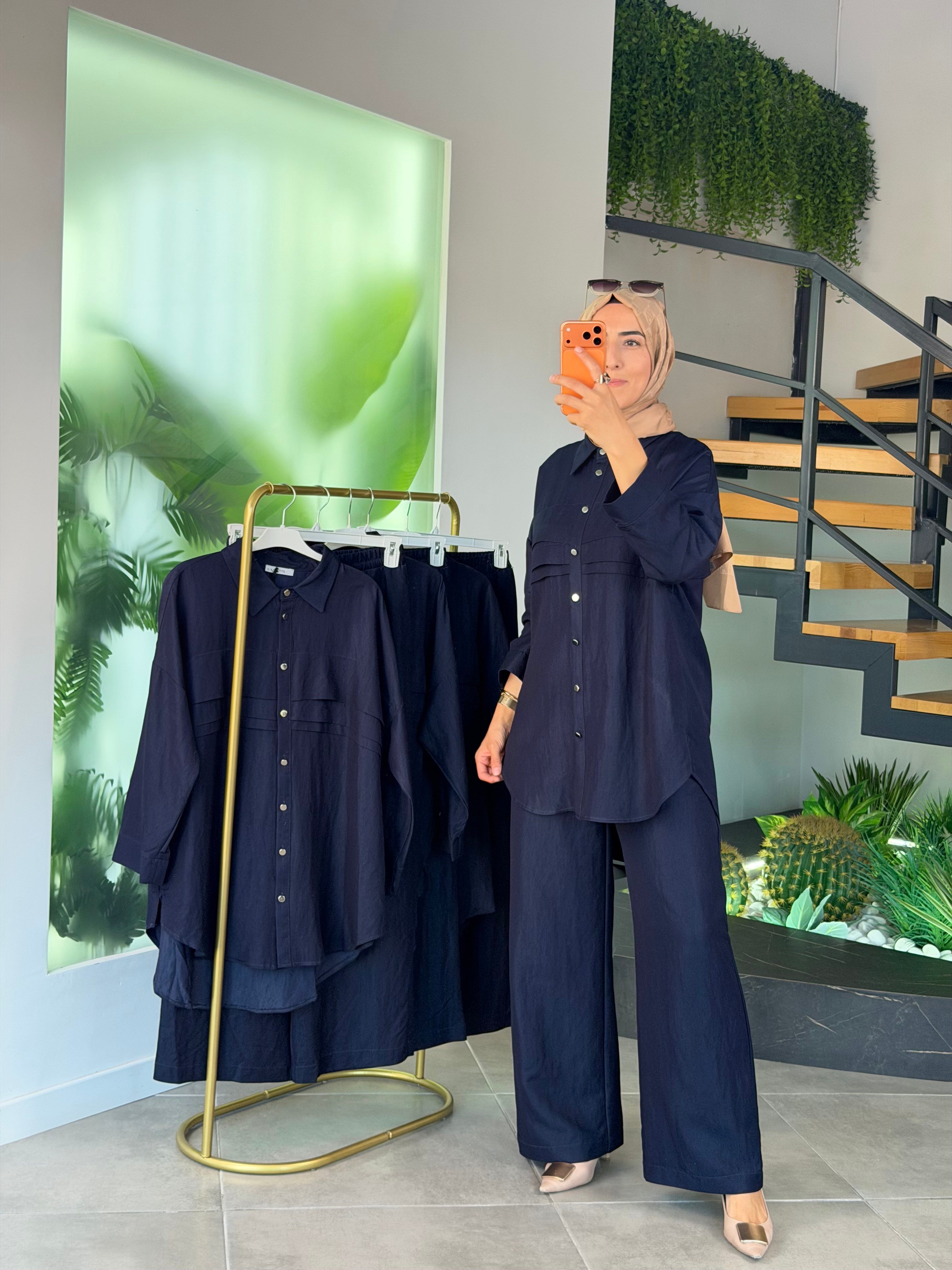 Lacivert Renk Ceketi Çıtçıtlı Ve Pile Detaylı Takım