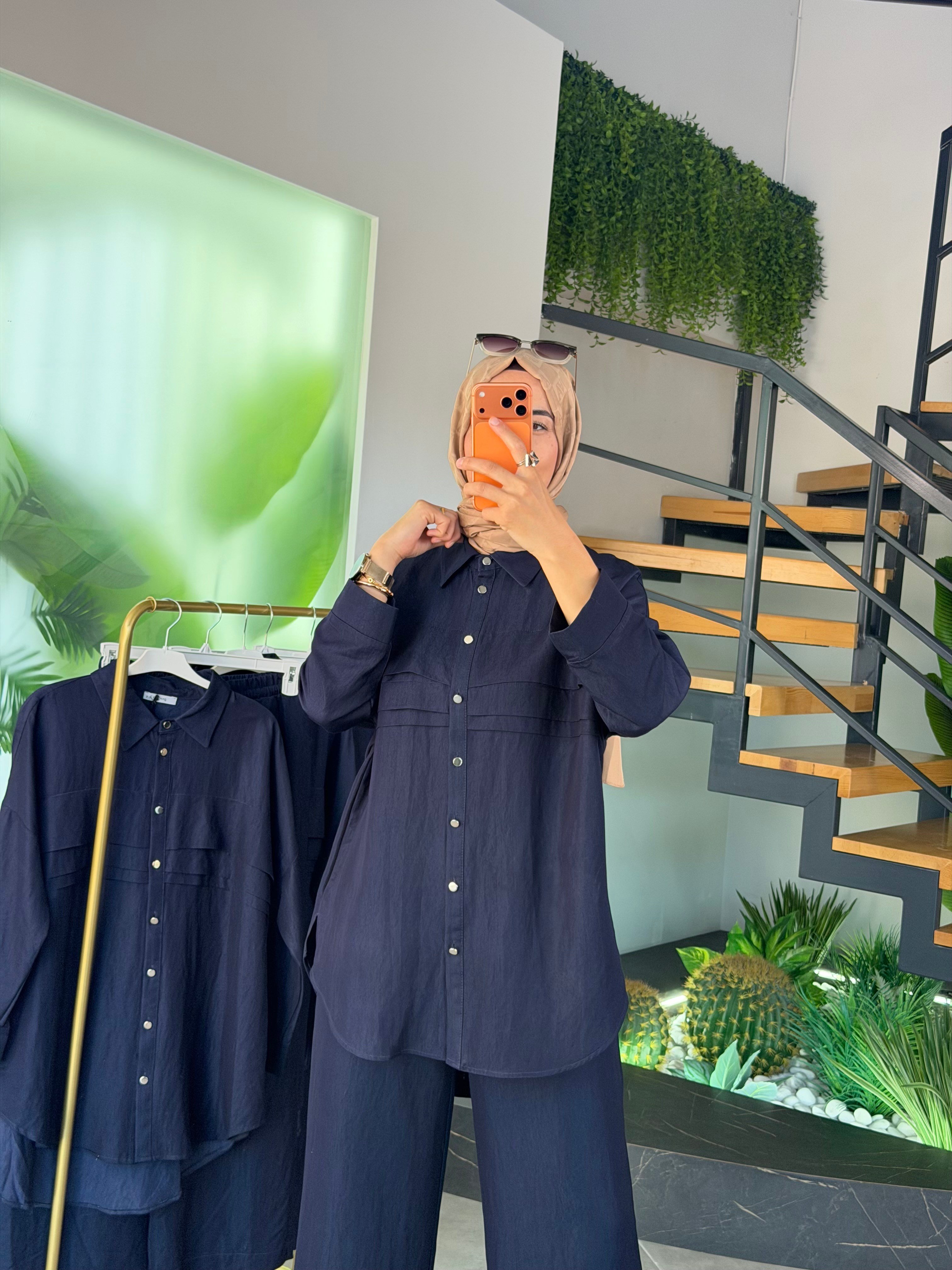 Lacivert Renk Ceketi Çıtçıtlı Ve Pile Detaylı Takım