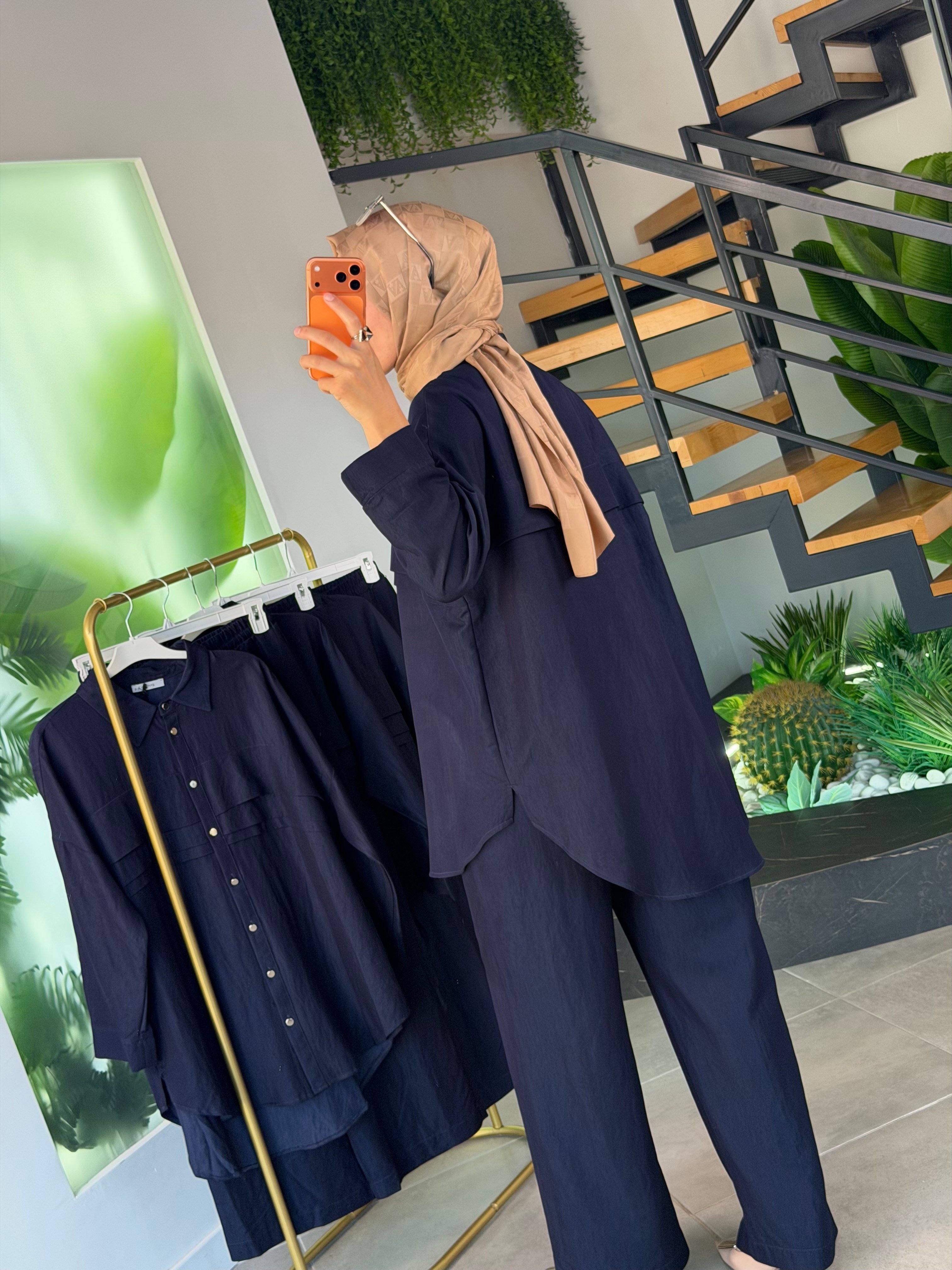 Lacivert Renk Ceketi Çıtçıtlı Ve Pile Detaylı Takım