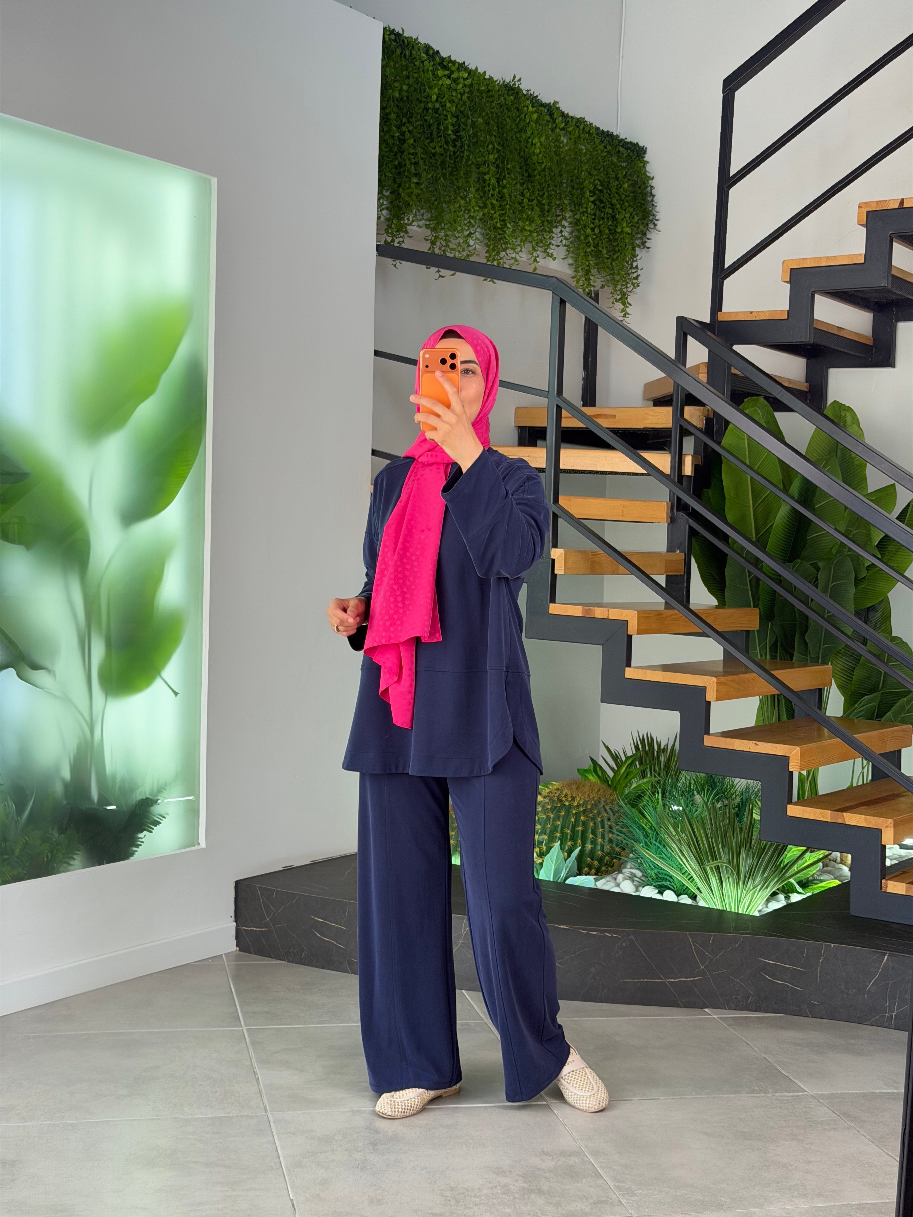 Lacivert Renk Eteği Kavisli Kesik Detaylı Takım