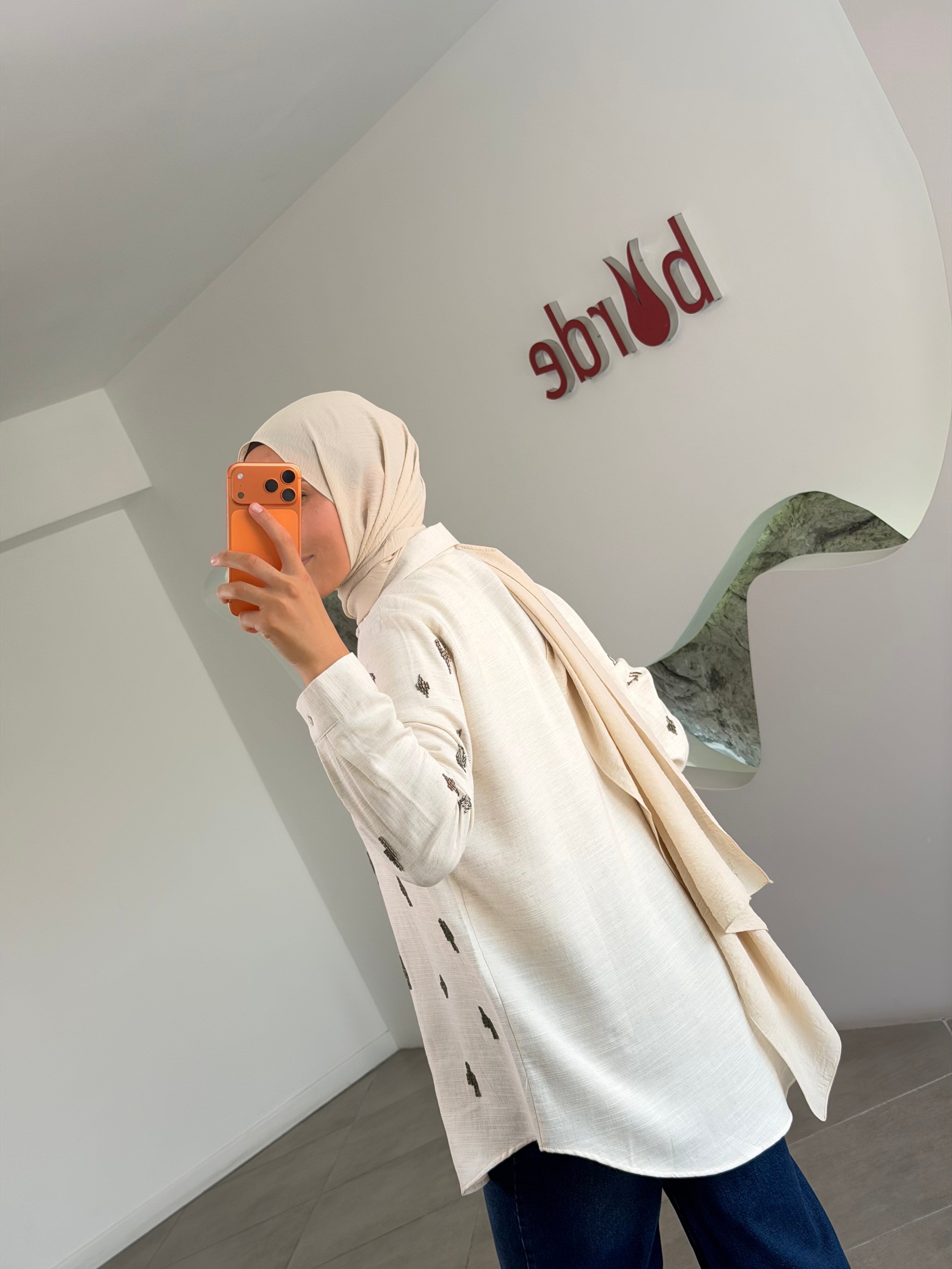 `Naturel Renk Kesme Boncuk İşlemeli Gömlek