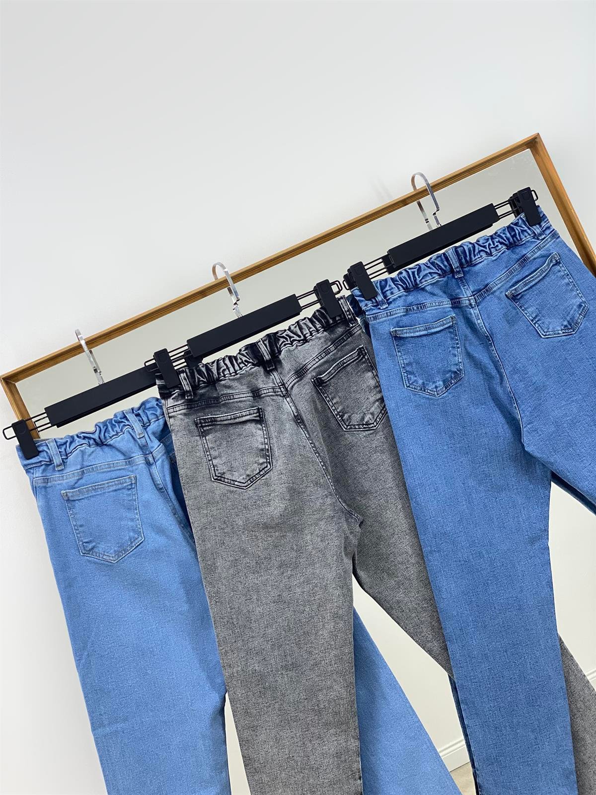 Paçaları Yırtmaçlı Jean