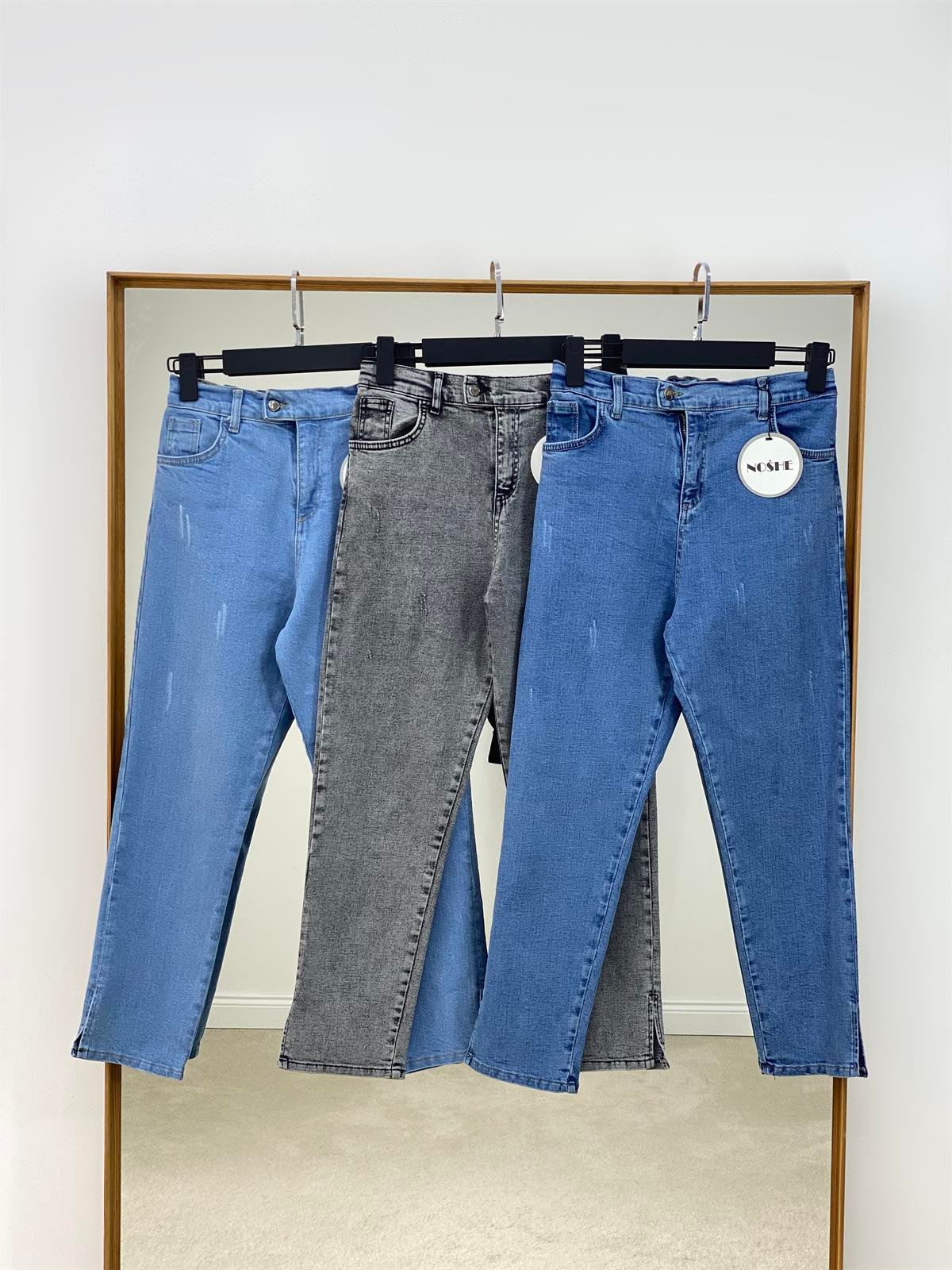 Paçaları Yırtmaçlı Jean