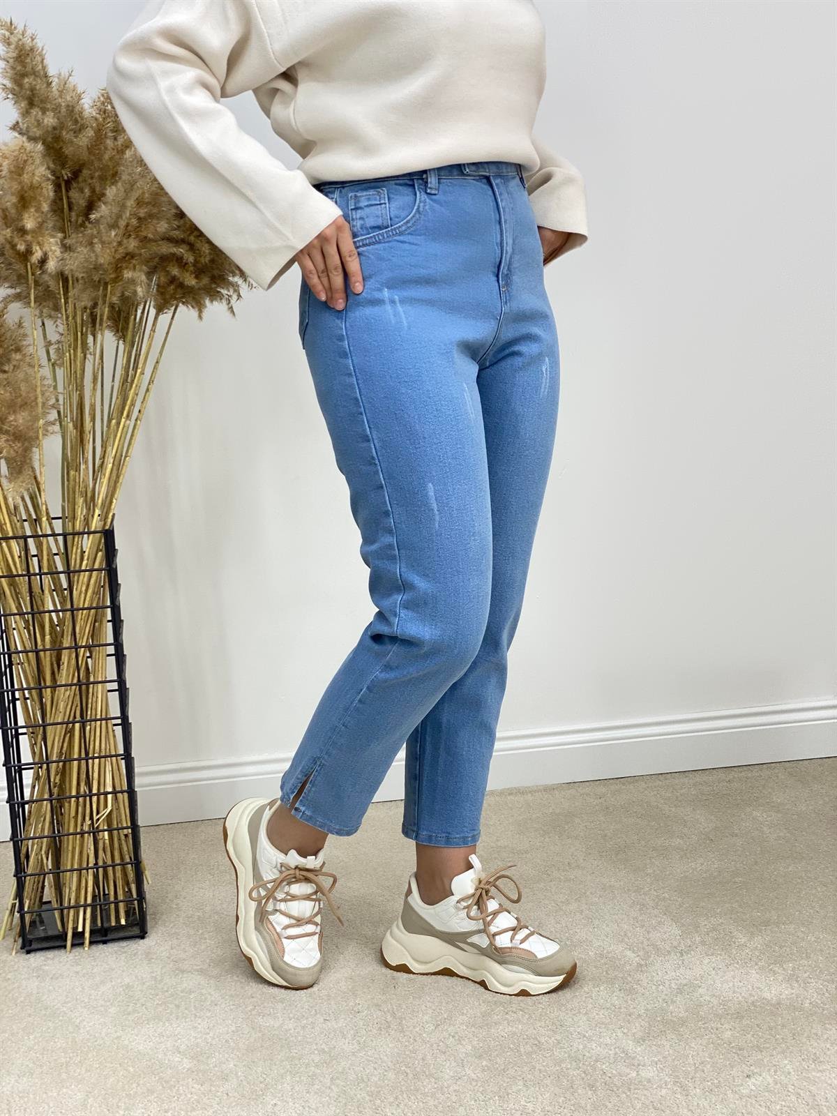Paçaları Yırtmaçlı Jean