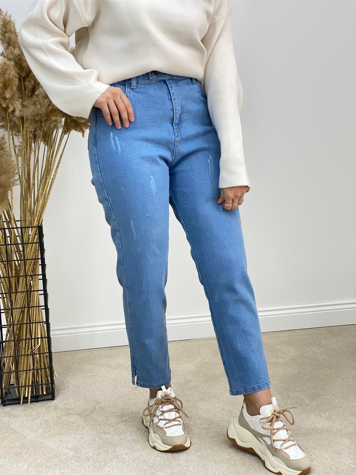Paçaları Yırtmaçlı Jean