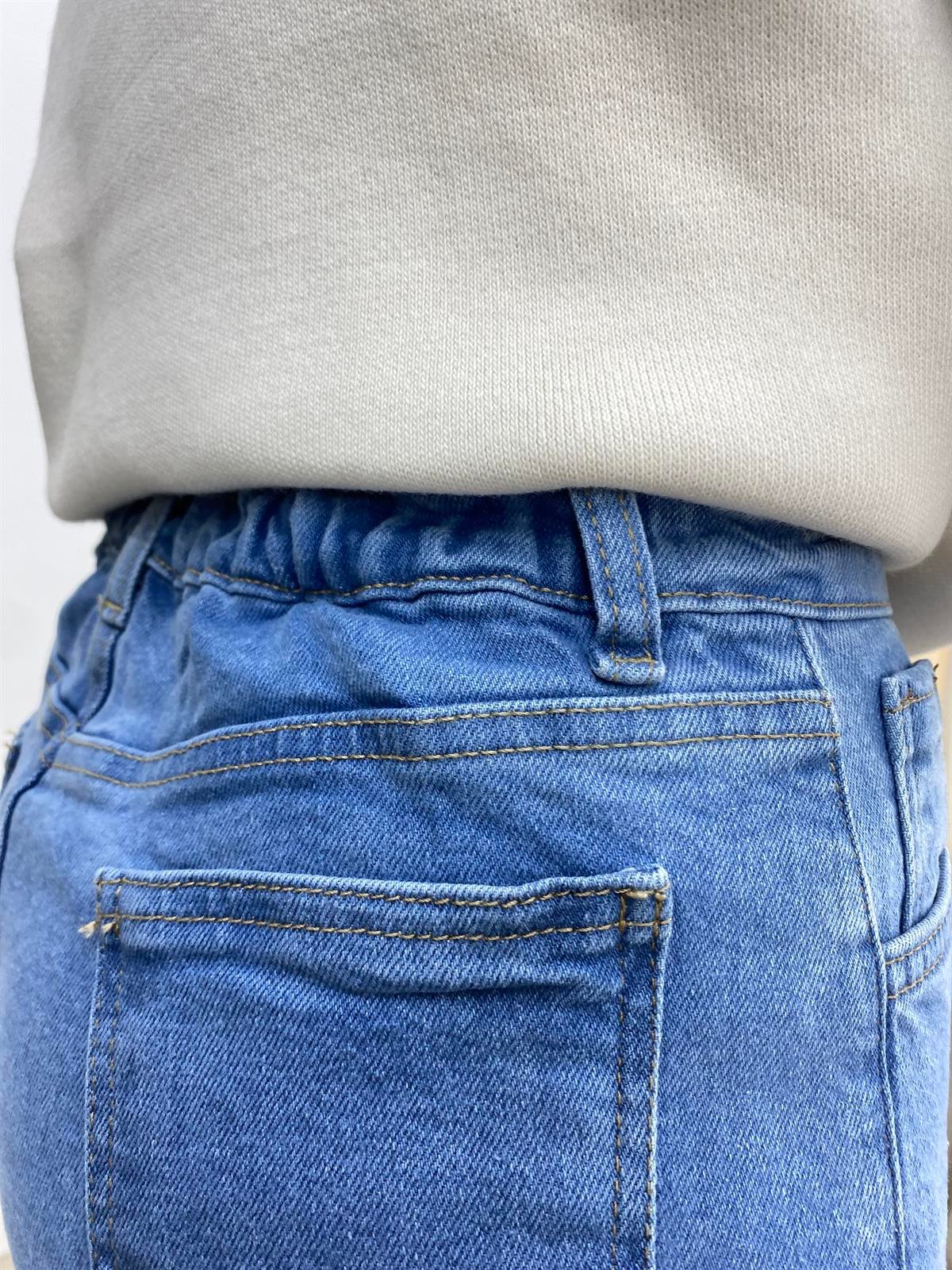 Paçaları Yırtmaçlı Jean