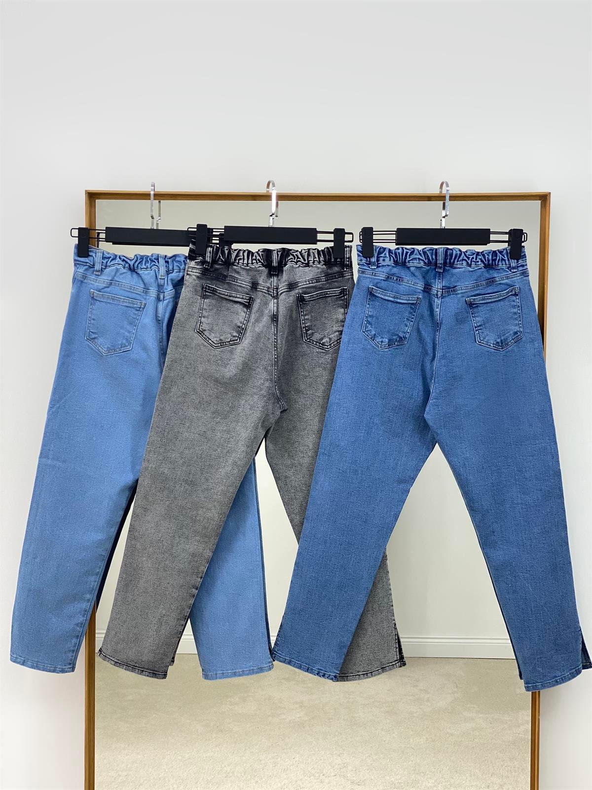 Paçaları Yırtmaçlı Jean
