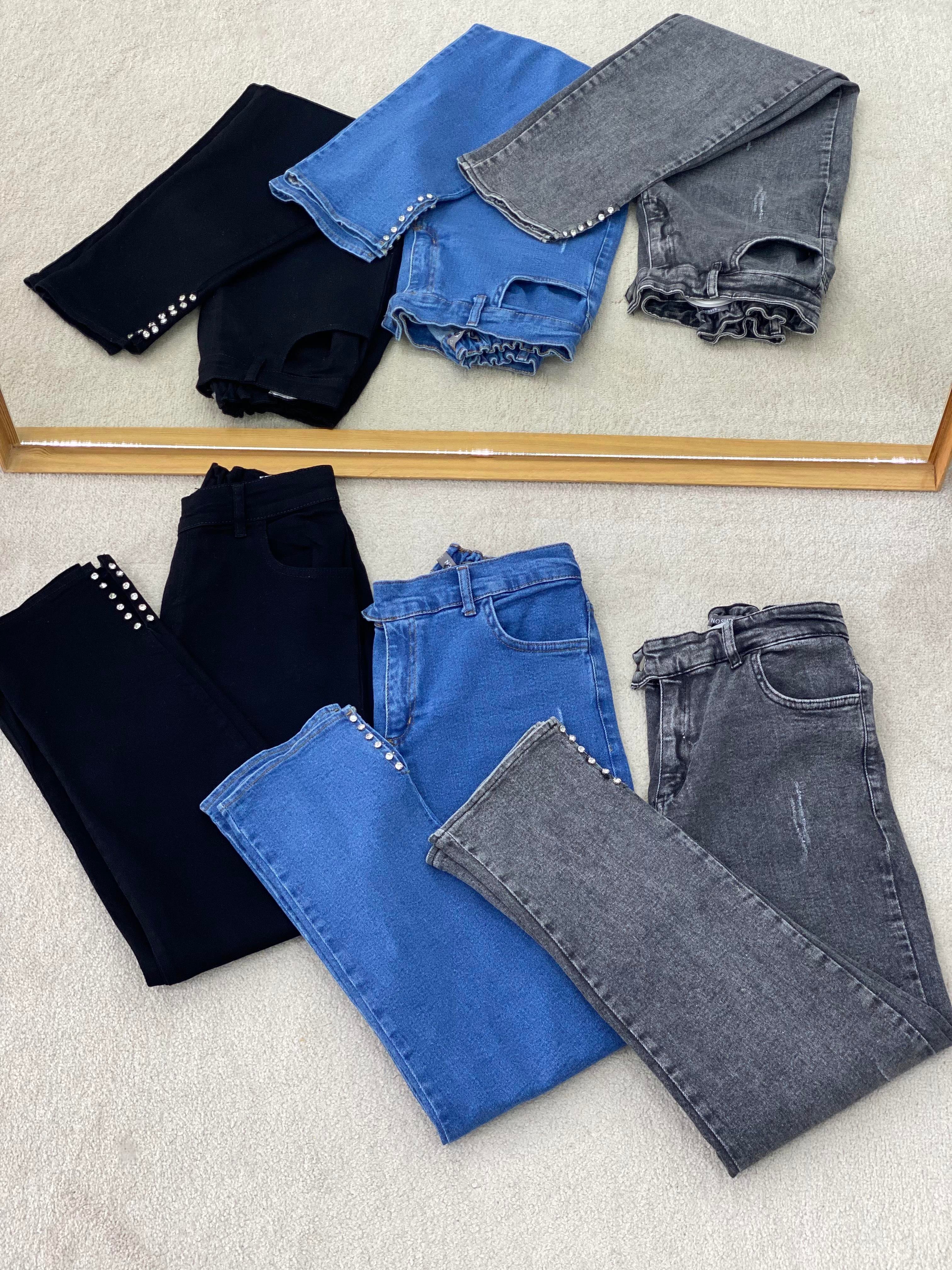 Paçası Yırtmaçlı ve Taş İşlemeli Jean Pantolon