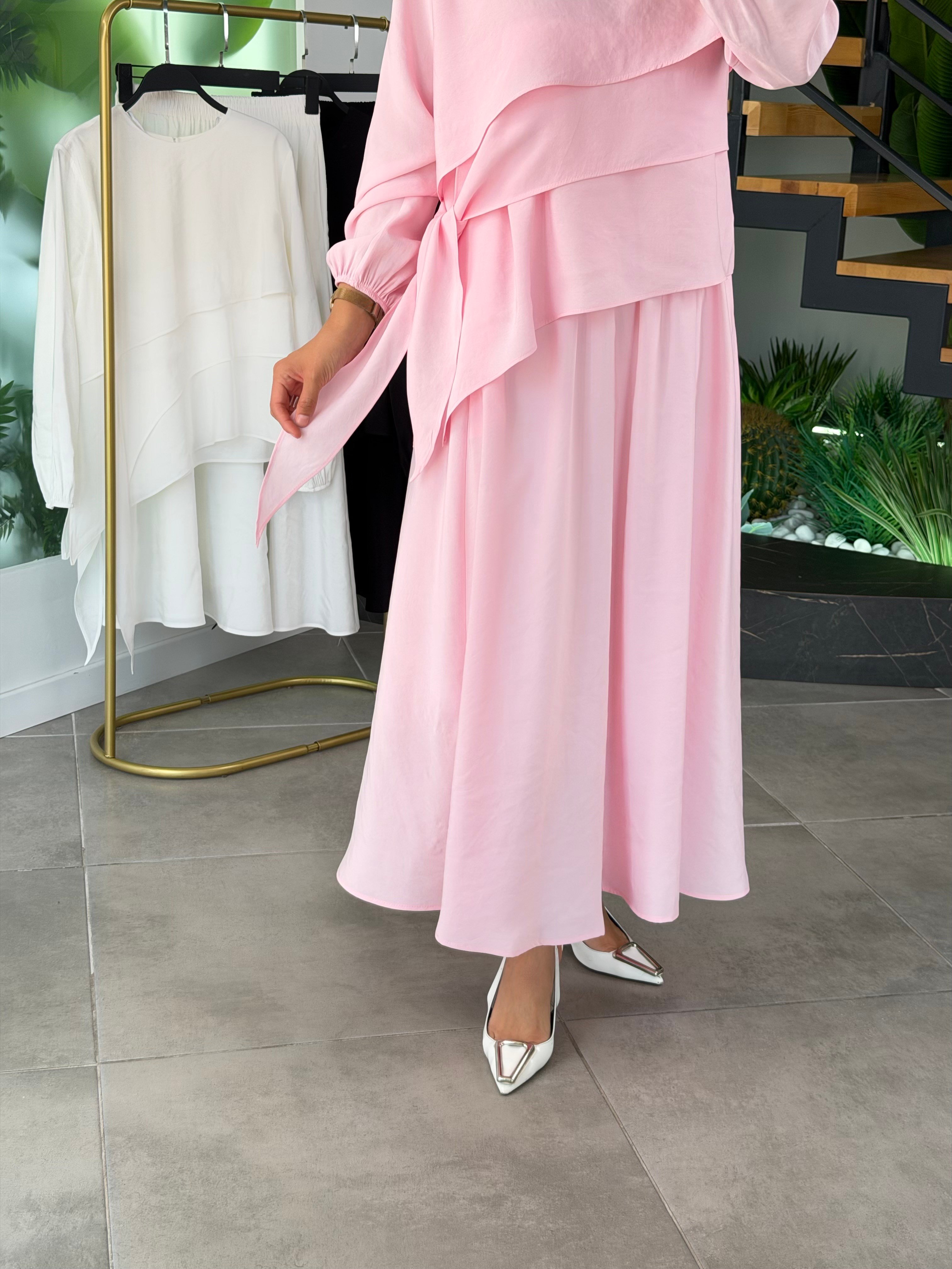 Pembe Renk Bluzu Asimetrik Kesimli Etekli Takım
