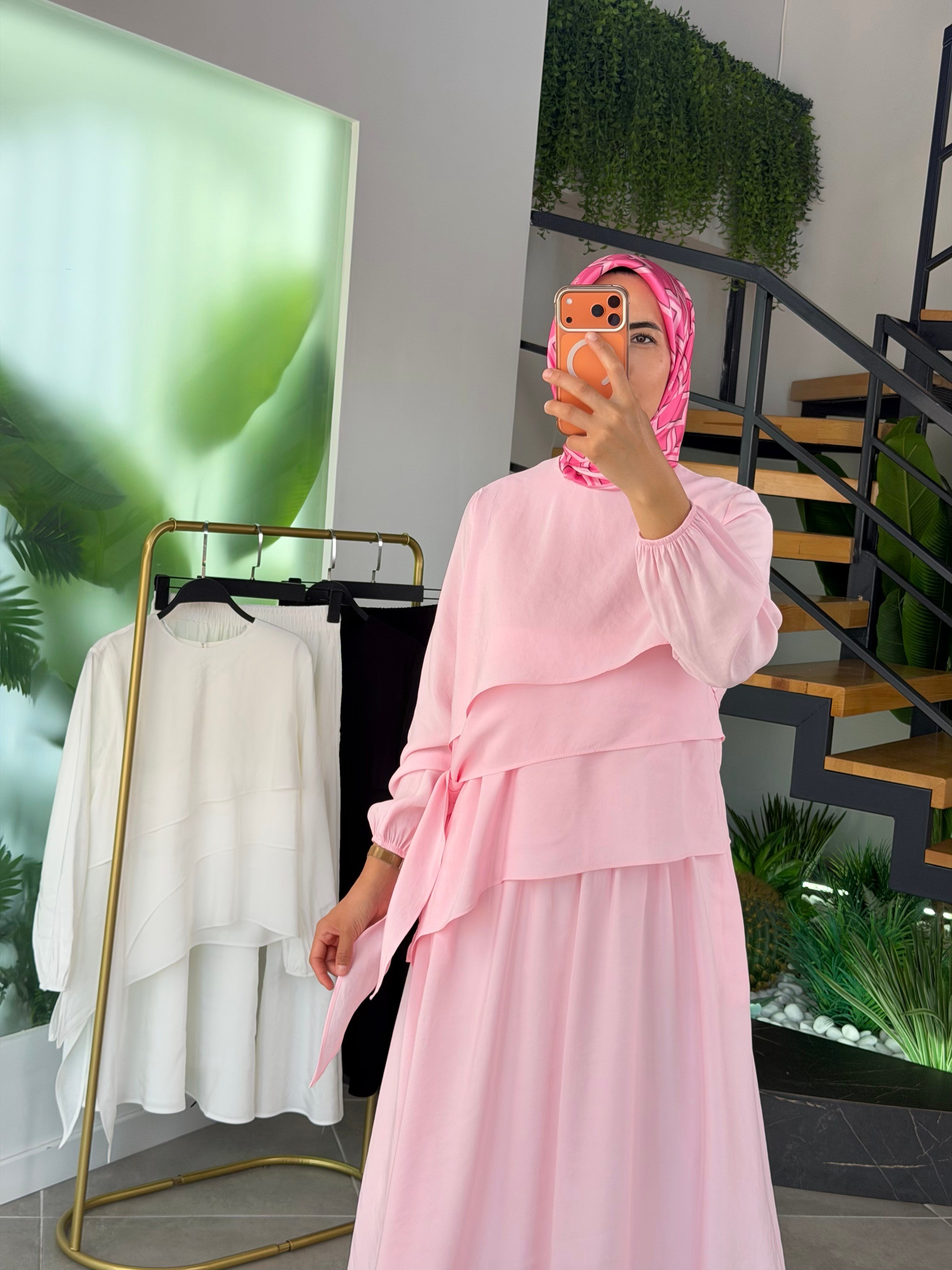 Pembe Renk Bluzu Asimetrik Kesimli Etekli Takım