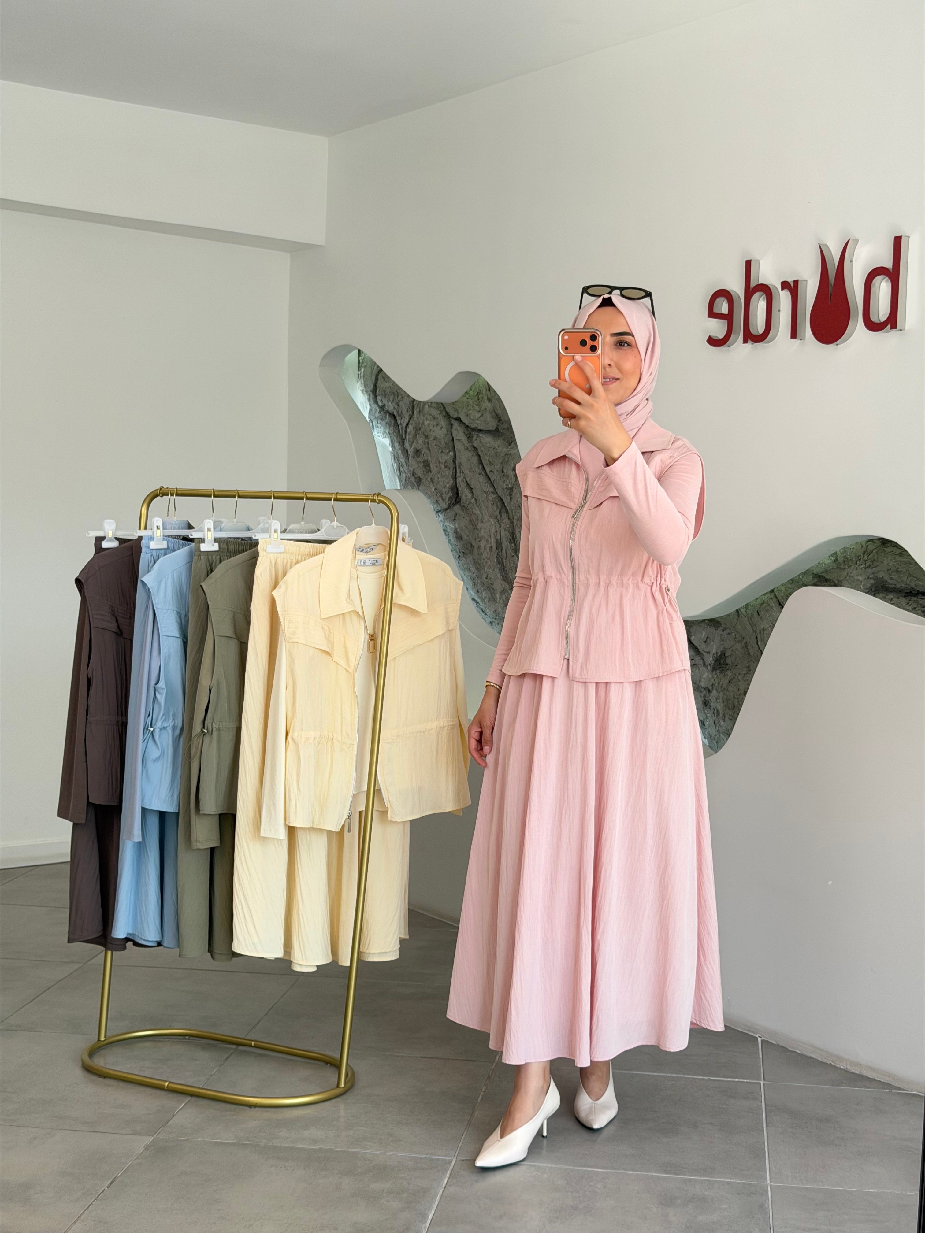 Pudra Renk Aller Detaylı Yelekli Üçlü Takım