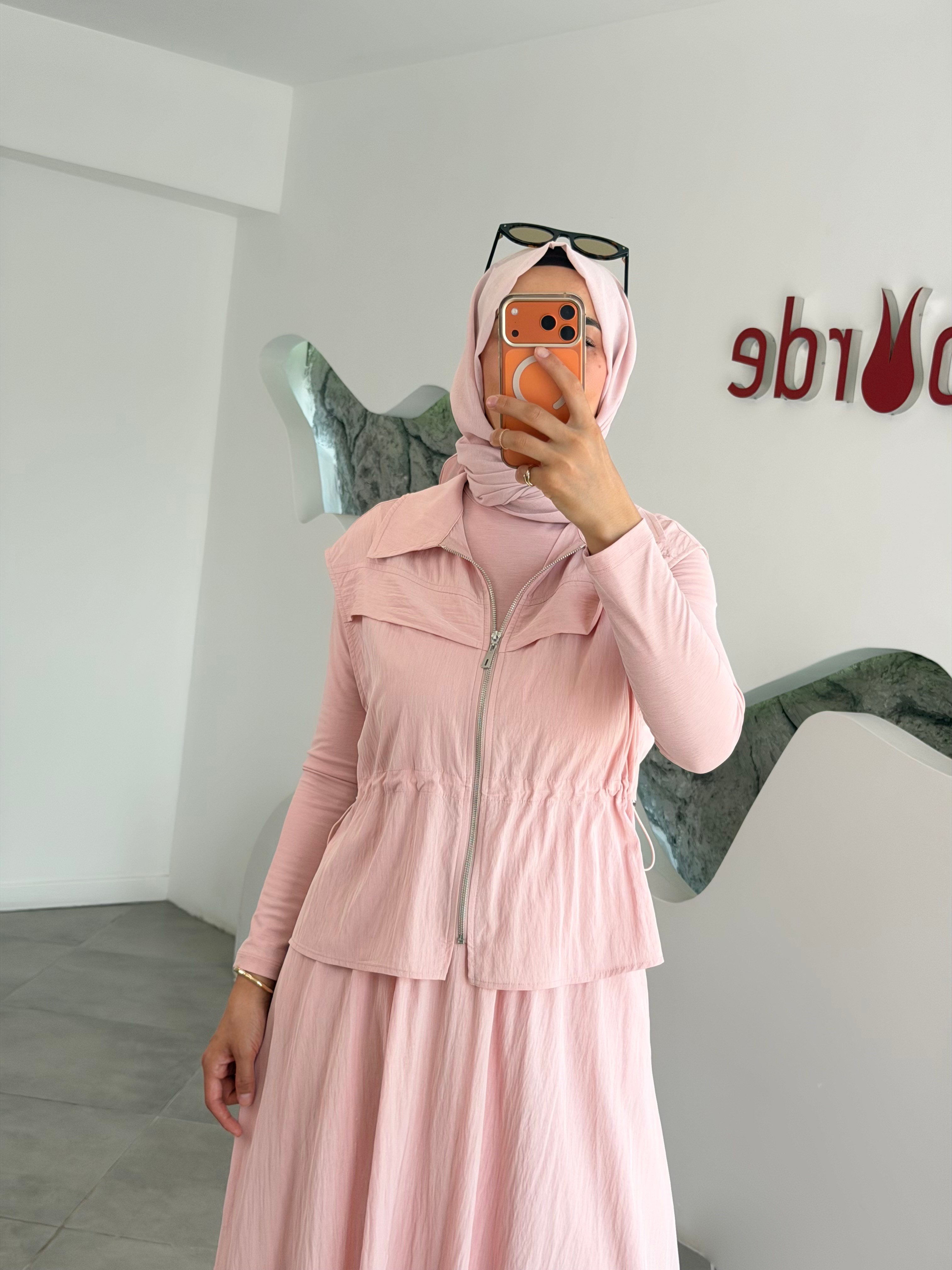 Pudra Renk Aller Detaylı Yelekli Üçlü Takım