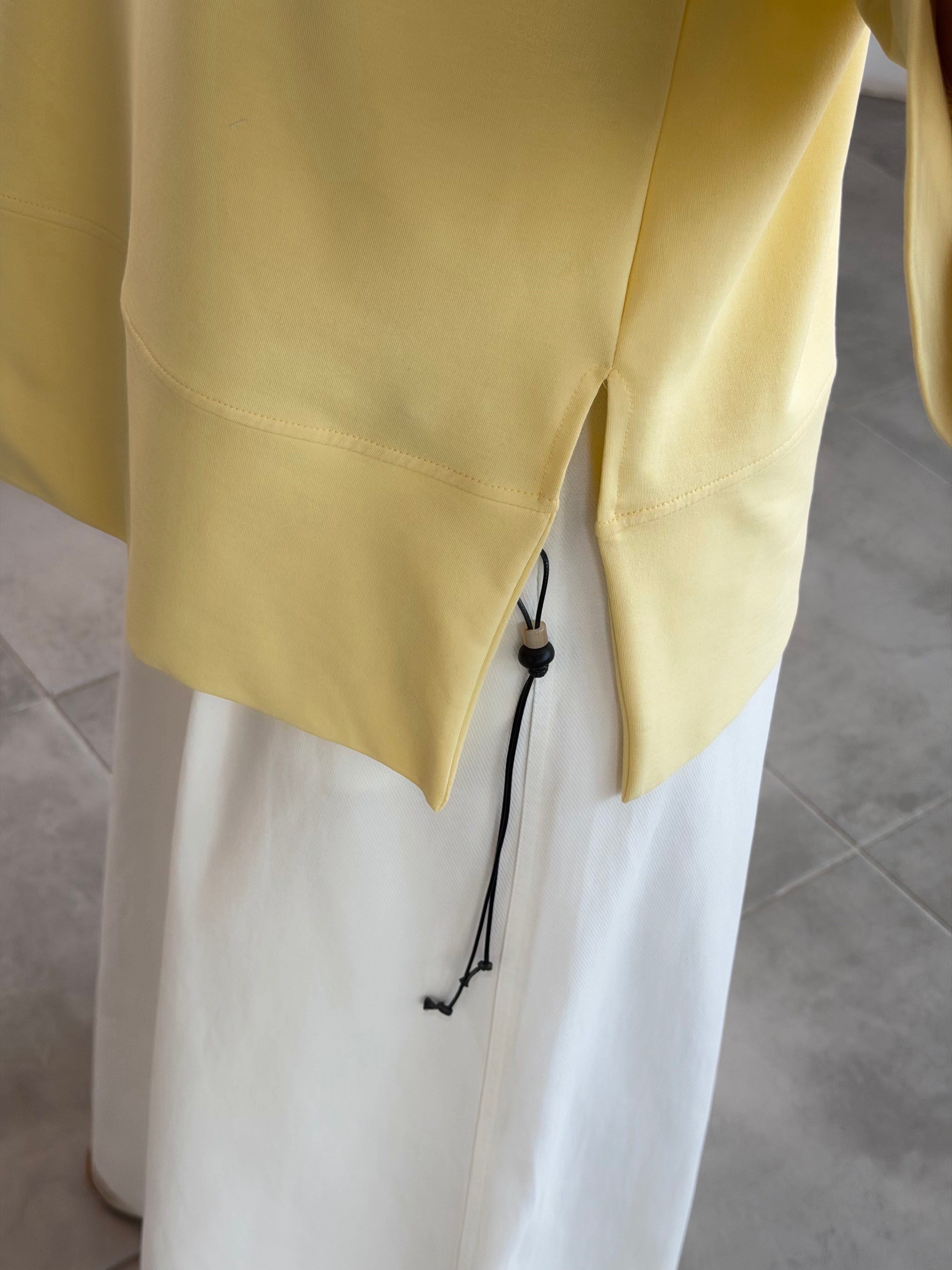 Sarı Renk Yandan Yırtmaçlı Basıc Sweatshirt