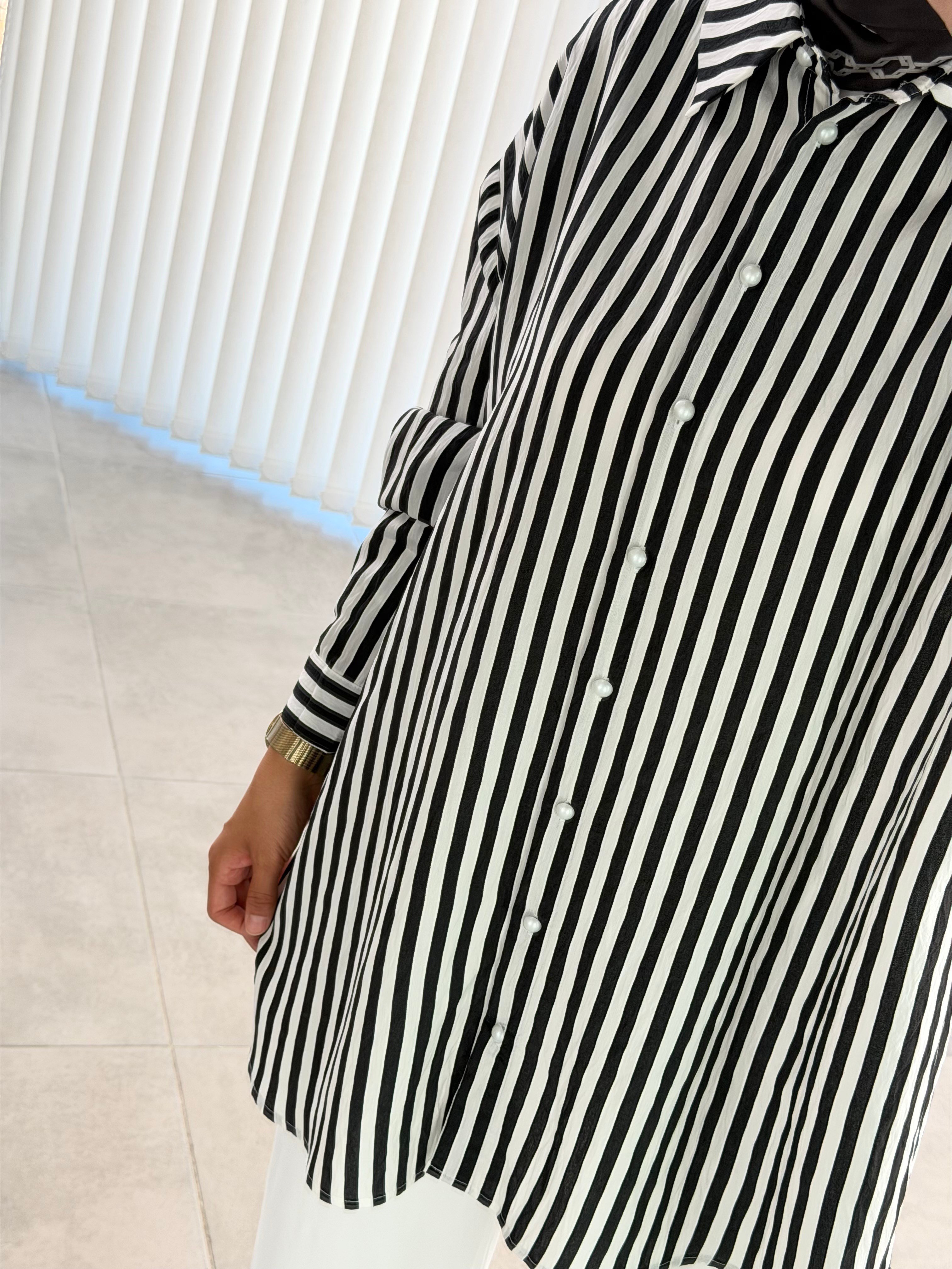 Siyah-Beyaz Renk Çizgili Oversize Gömlek