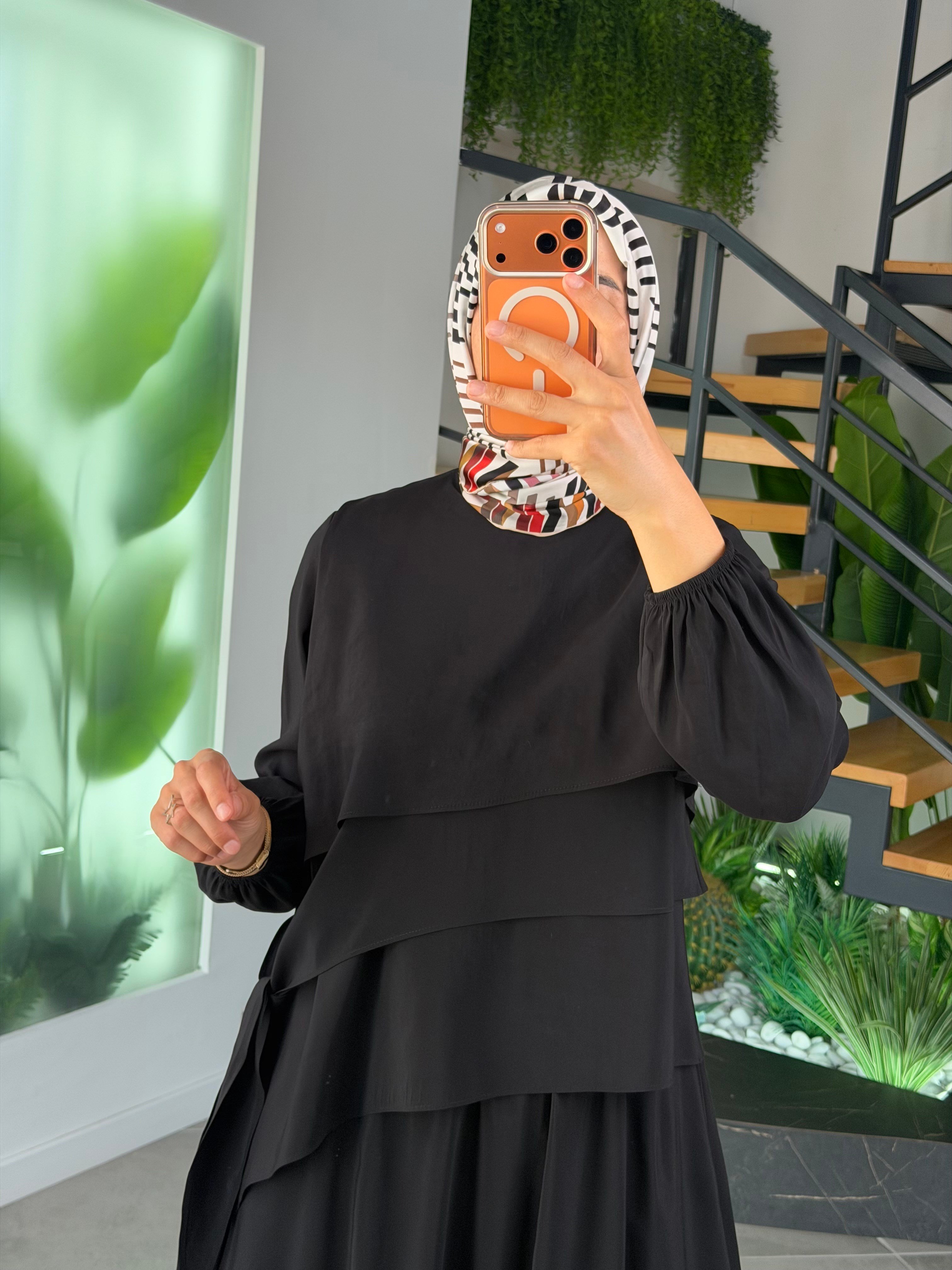 Siyah Renk Bluzu Asimetrik Kesimli Etekli Takım
