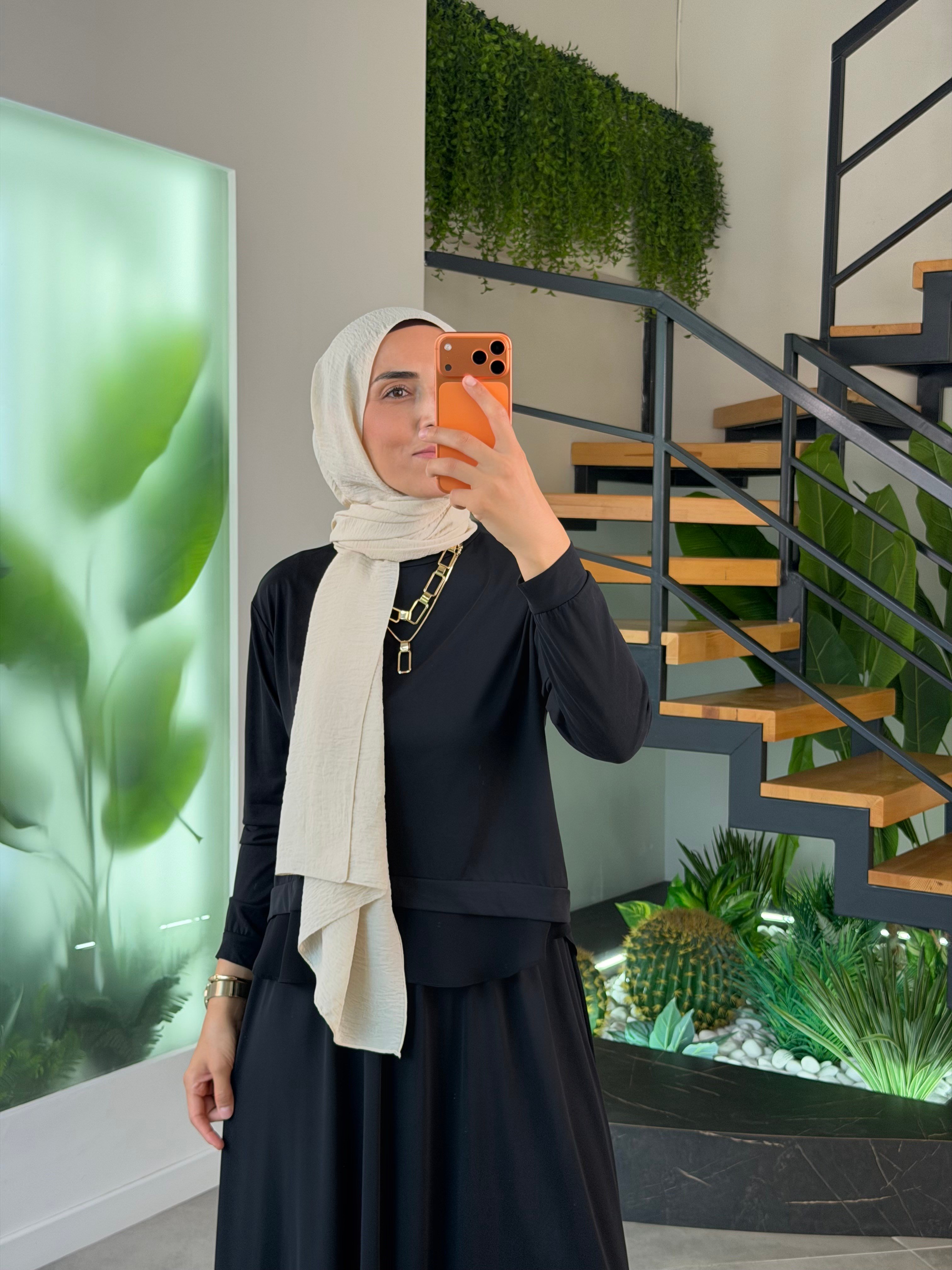 Siyah Renk Bluzu Şifon Detaylı Etekli Takım