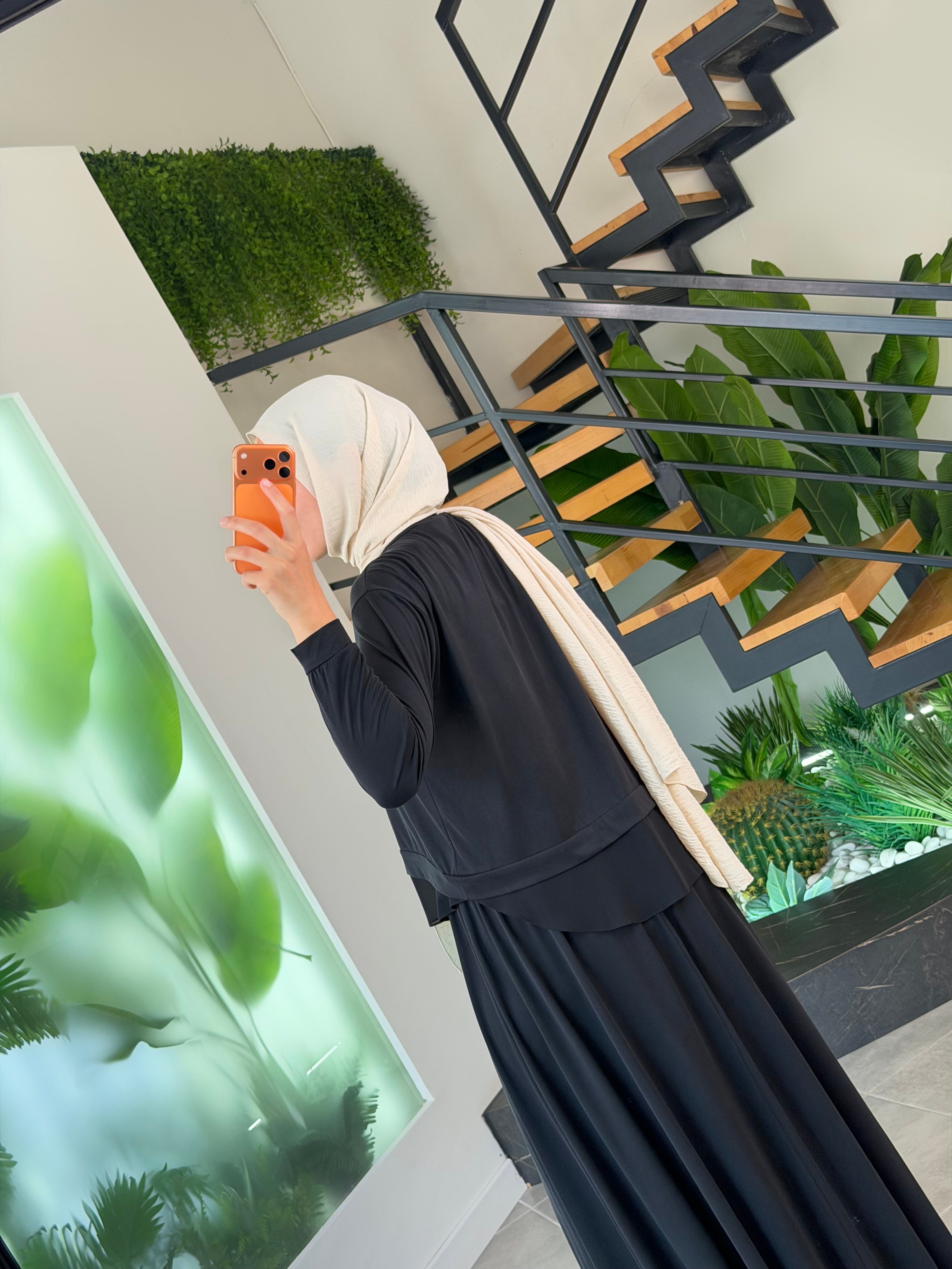 Siyah Renk Bluzu Şifon Detaylı Etekli Takım