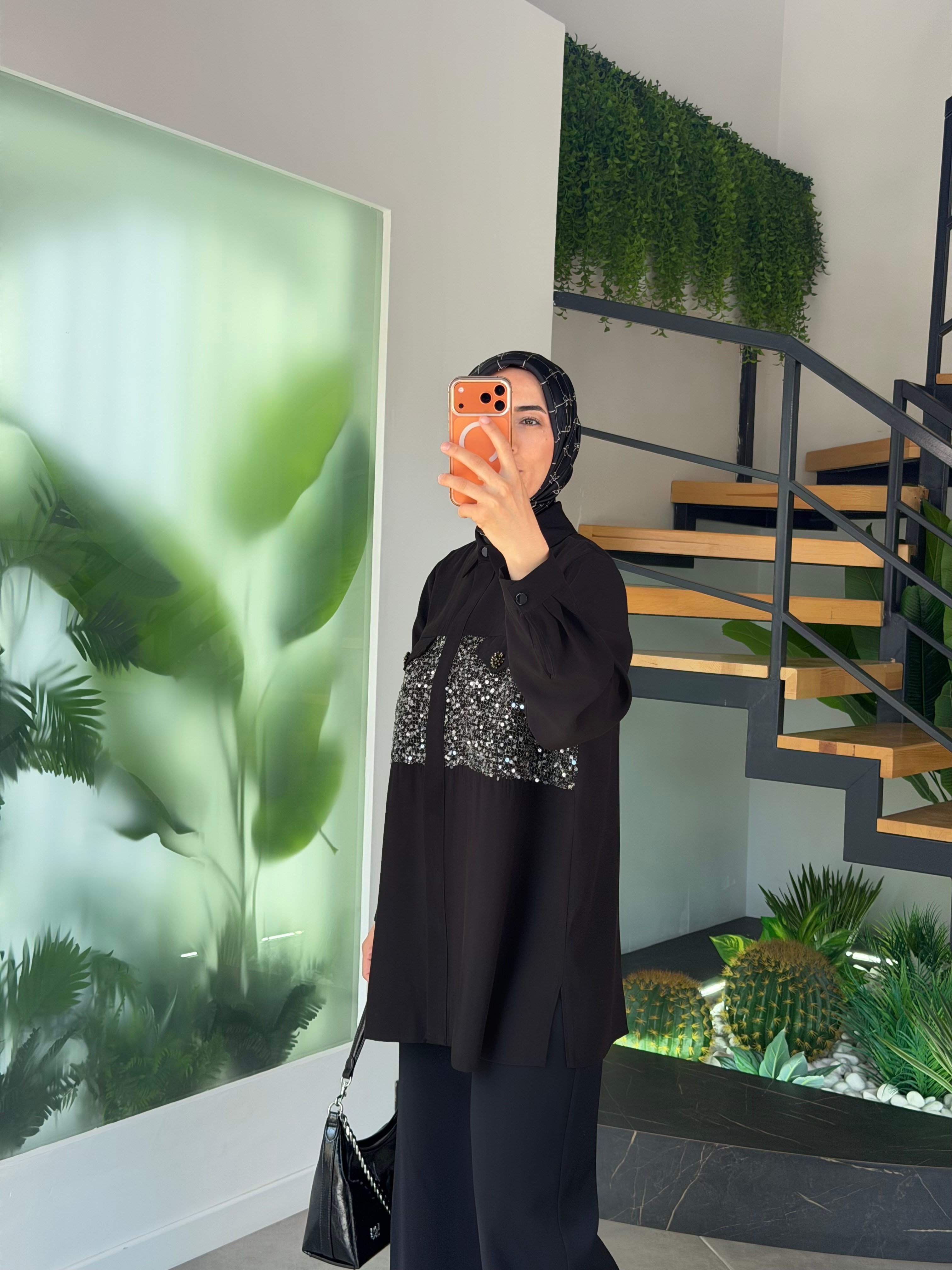 Siyah Renk Pul Ve Pulet İşlemeli Plus Size Gömlek