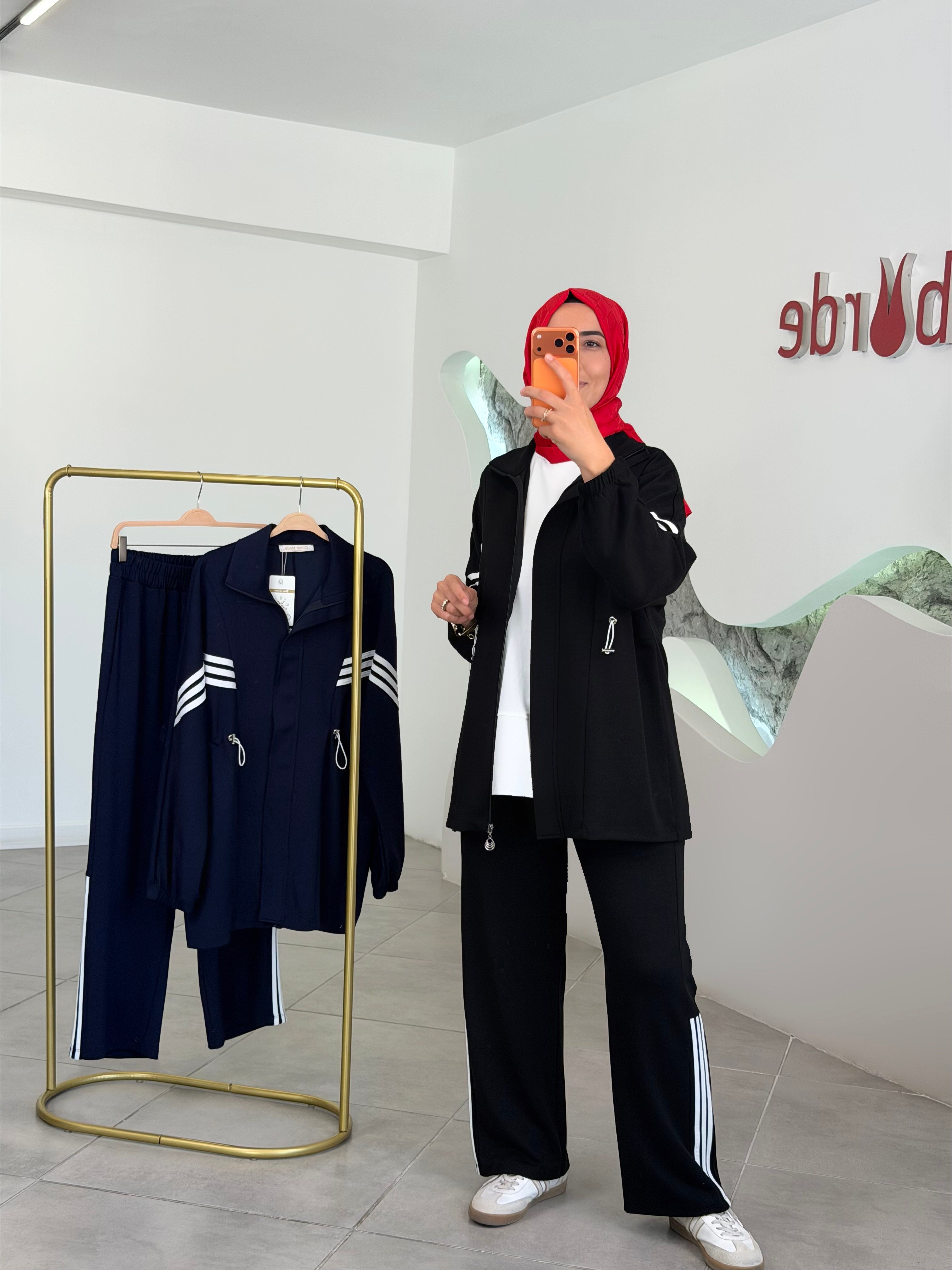 Siyah Renk Şerit Detaylı Takım