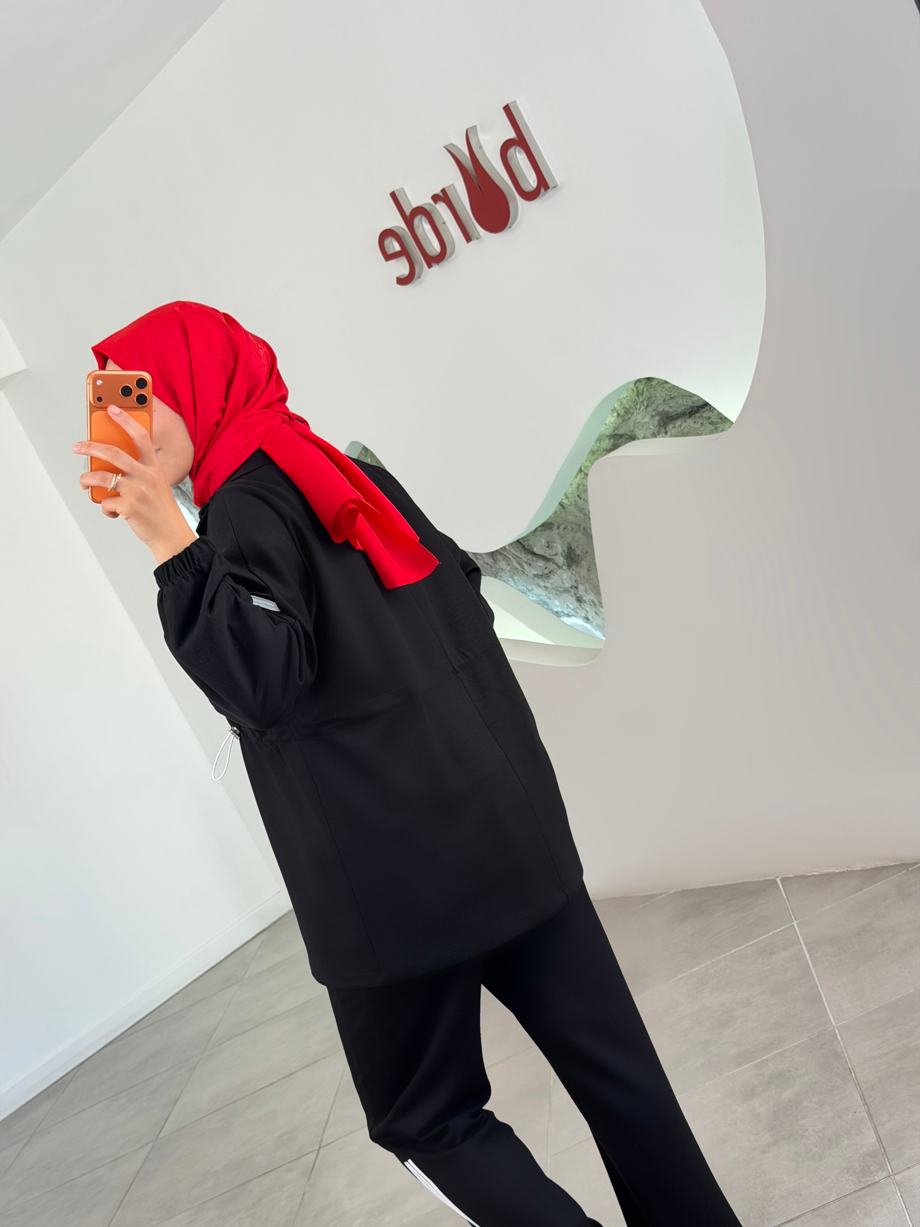 Siyah Renk Şerit Detaylı Takım