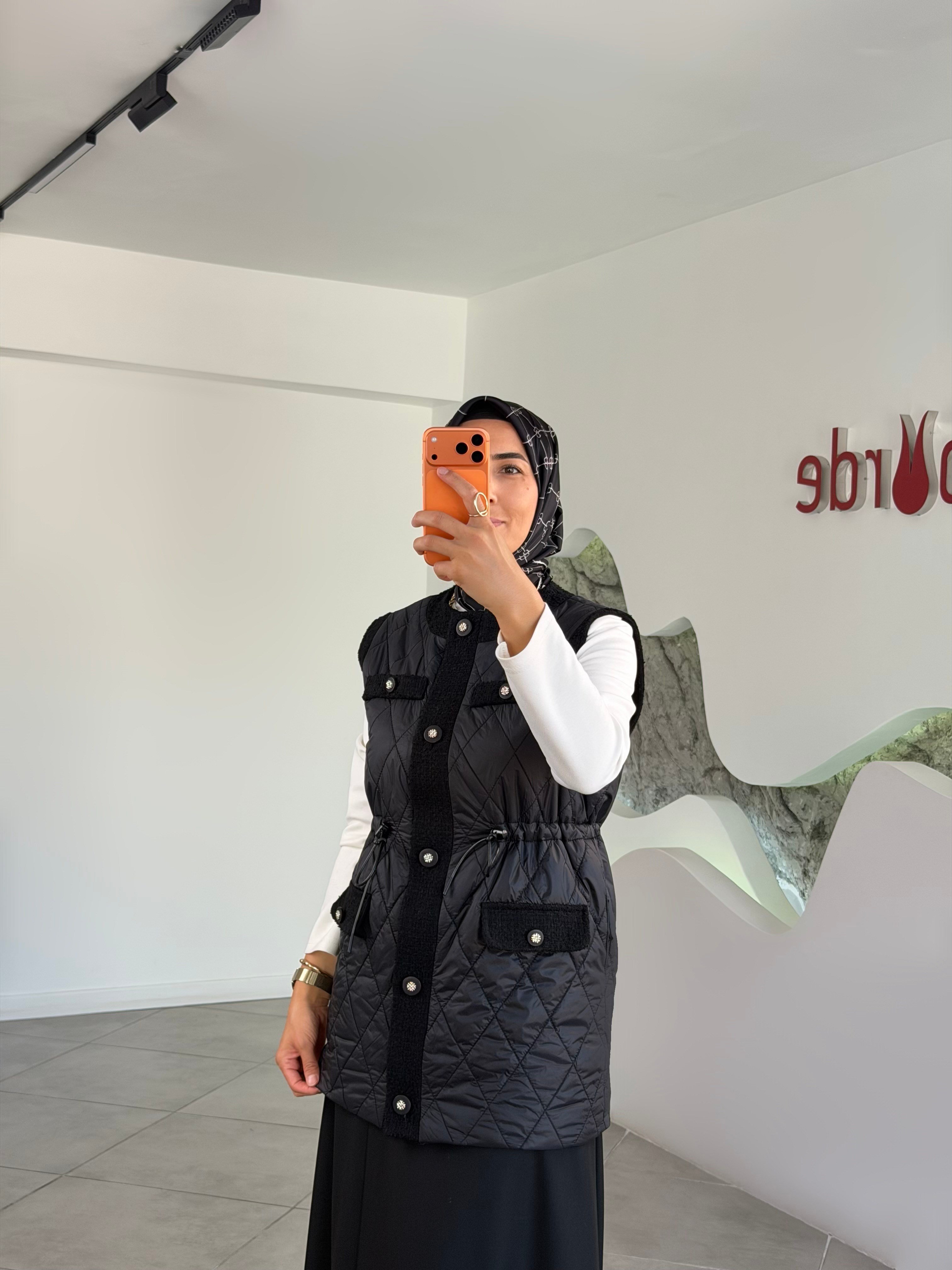 Siyah Renk Tüvit Kumaş Garnili Kapitone Dikişli Şişme Yelek 26KT520