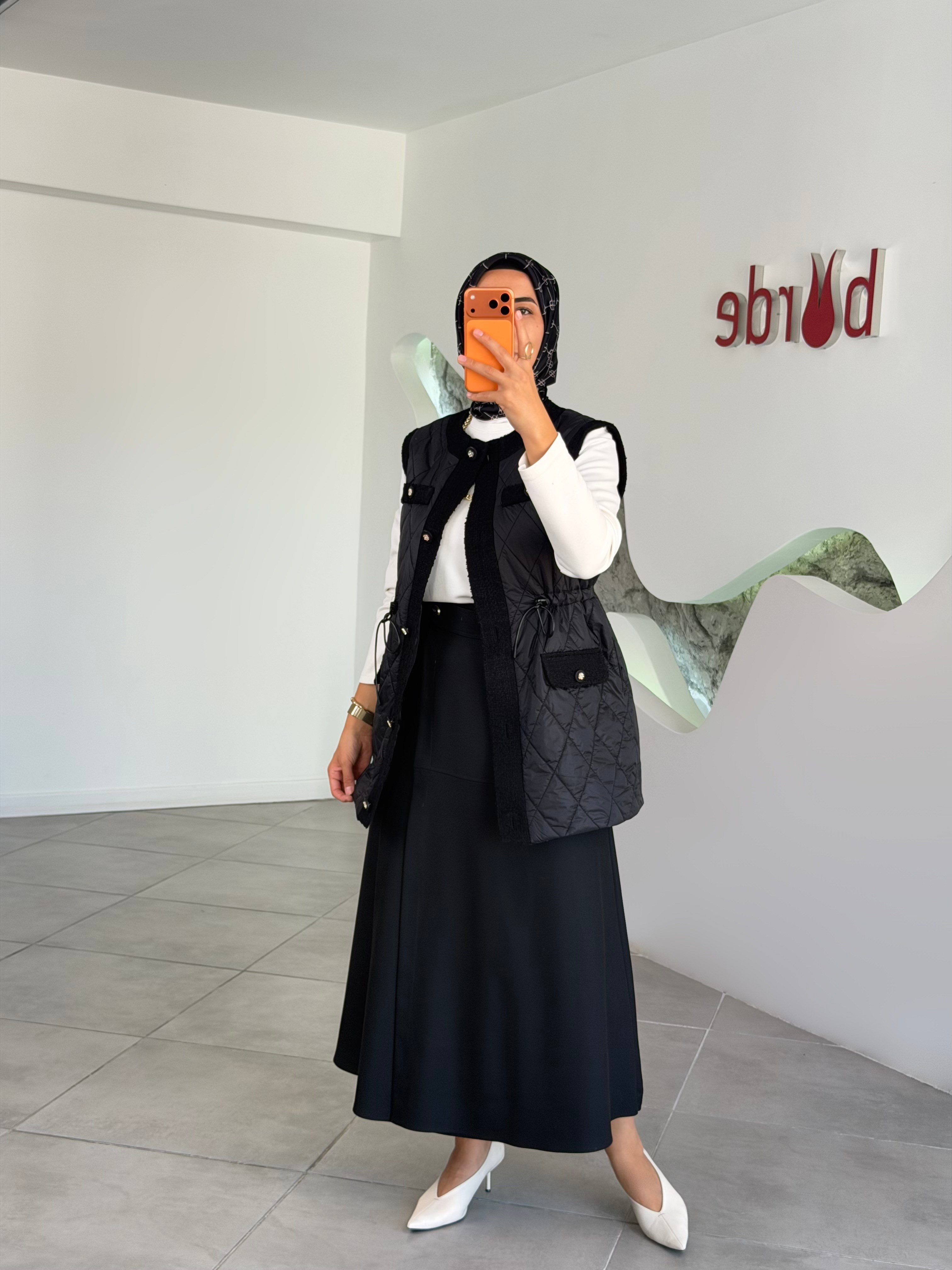 Siyah Renk Tüvit Kumaş Garnili Kapitone Dikişli Şişme Yelek 26KT520