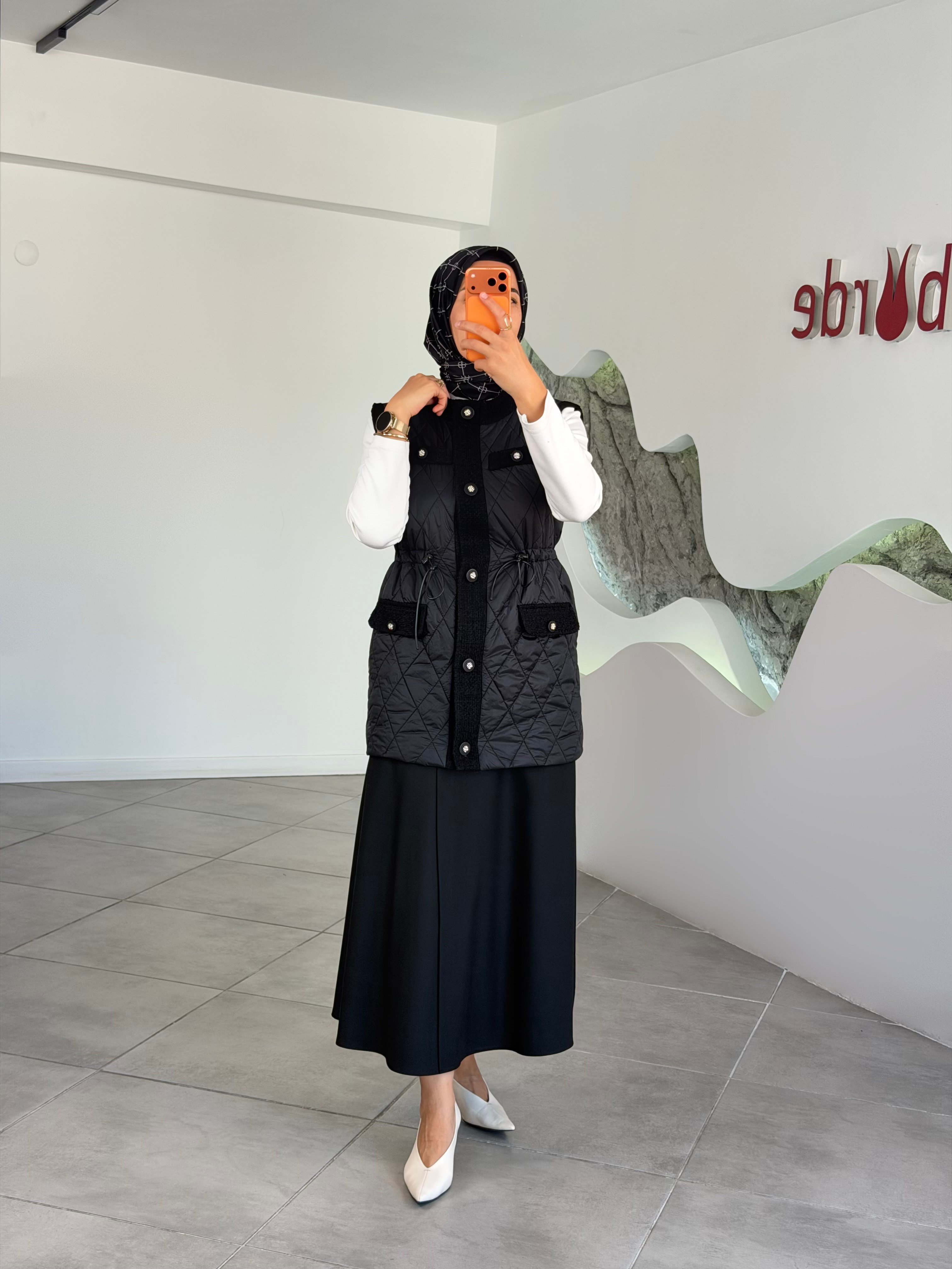 Siyah Renk Tüvit Kumaş Garnili Kapitone Dikişli Şişme Yelek 26KT520