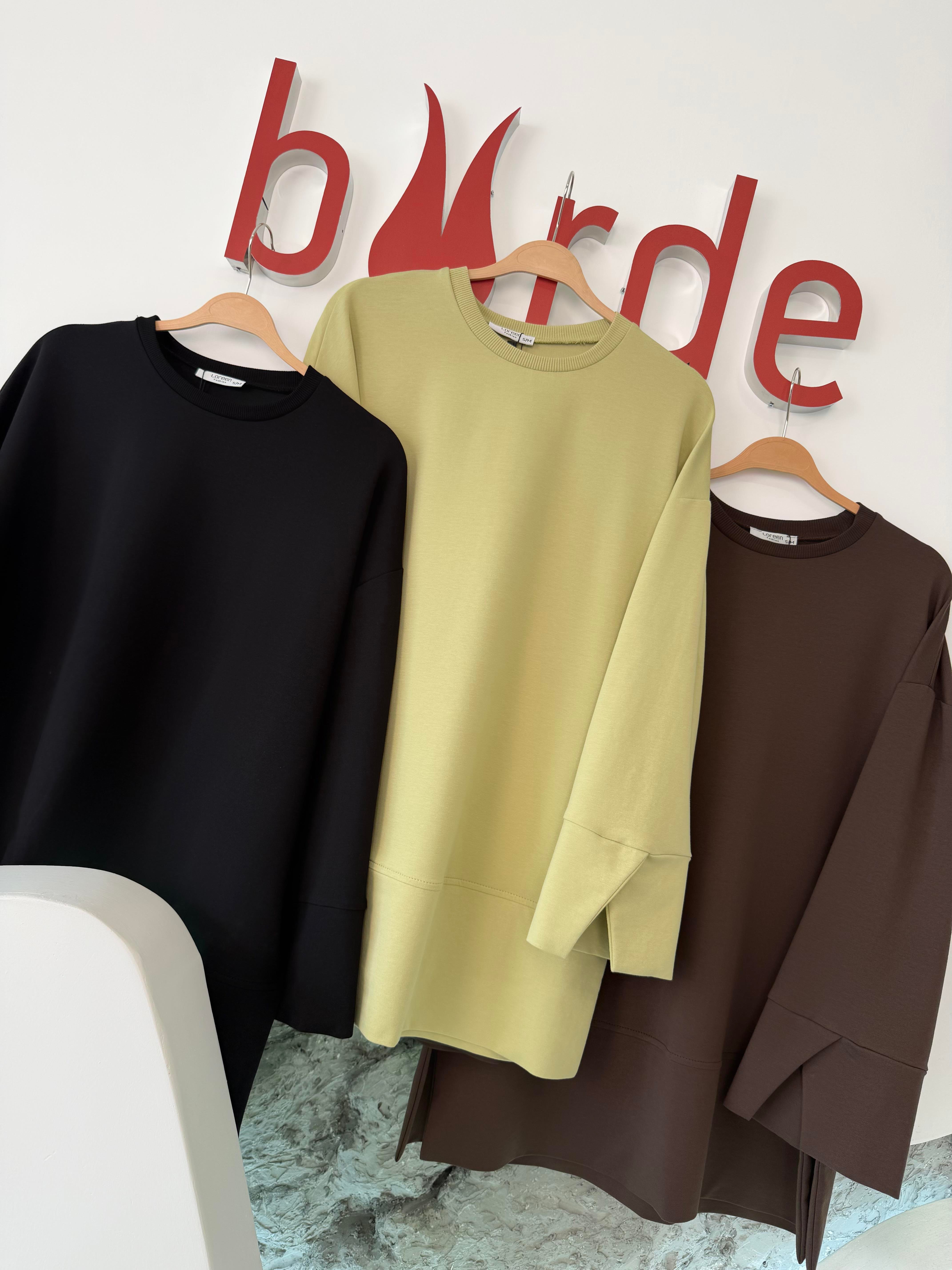 Siyah Renk Yandan Yırtmaçlı Basıc Sweatshirt