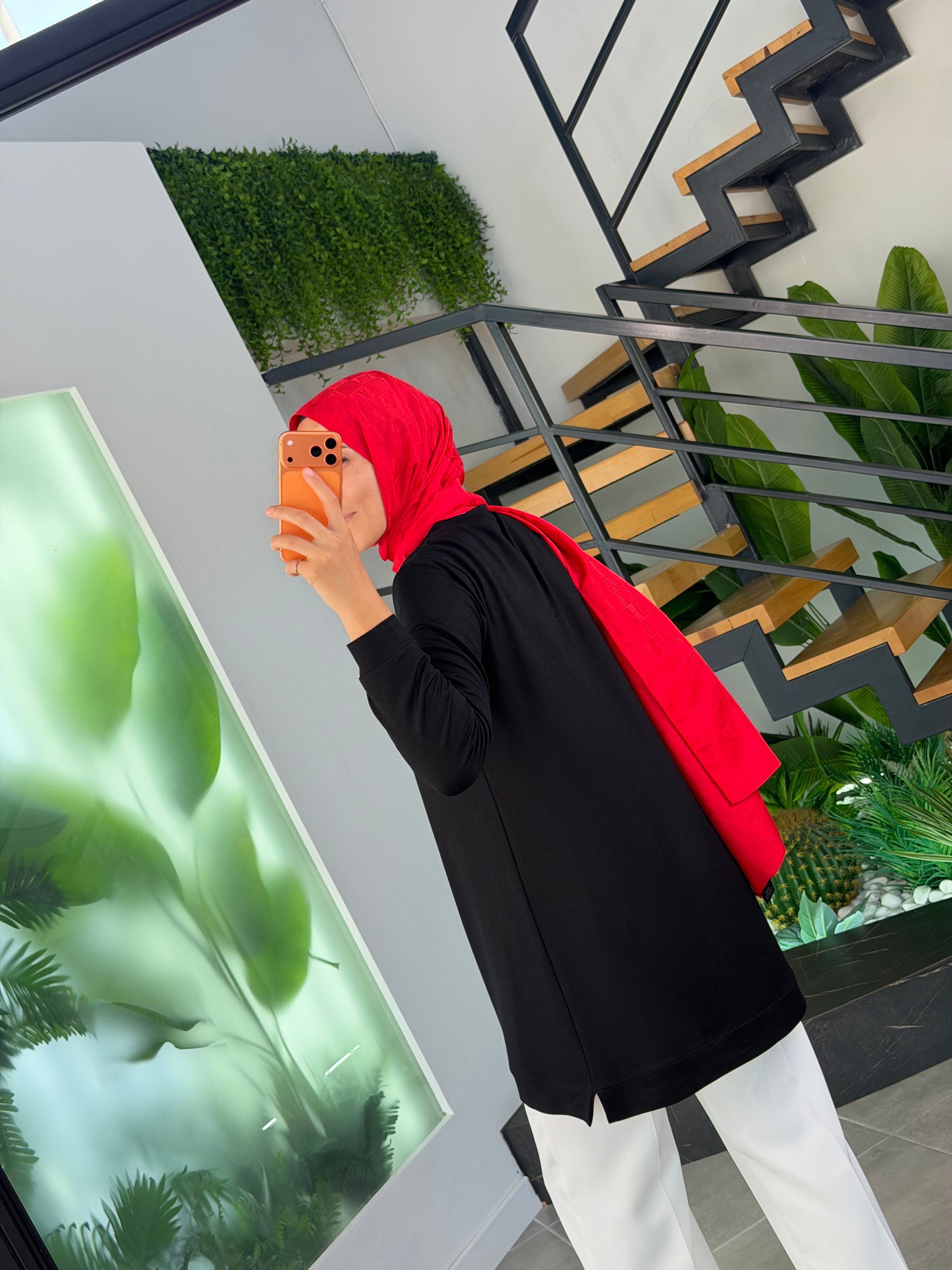 Siyah Renk Yaprak Taş Detaylı Tunik
