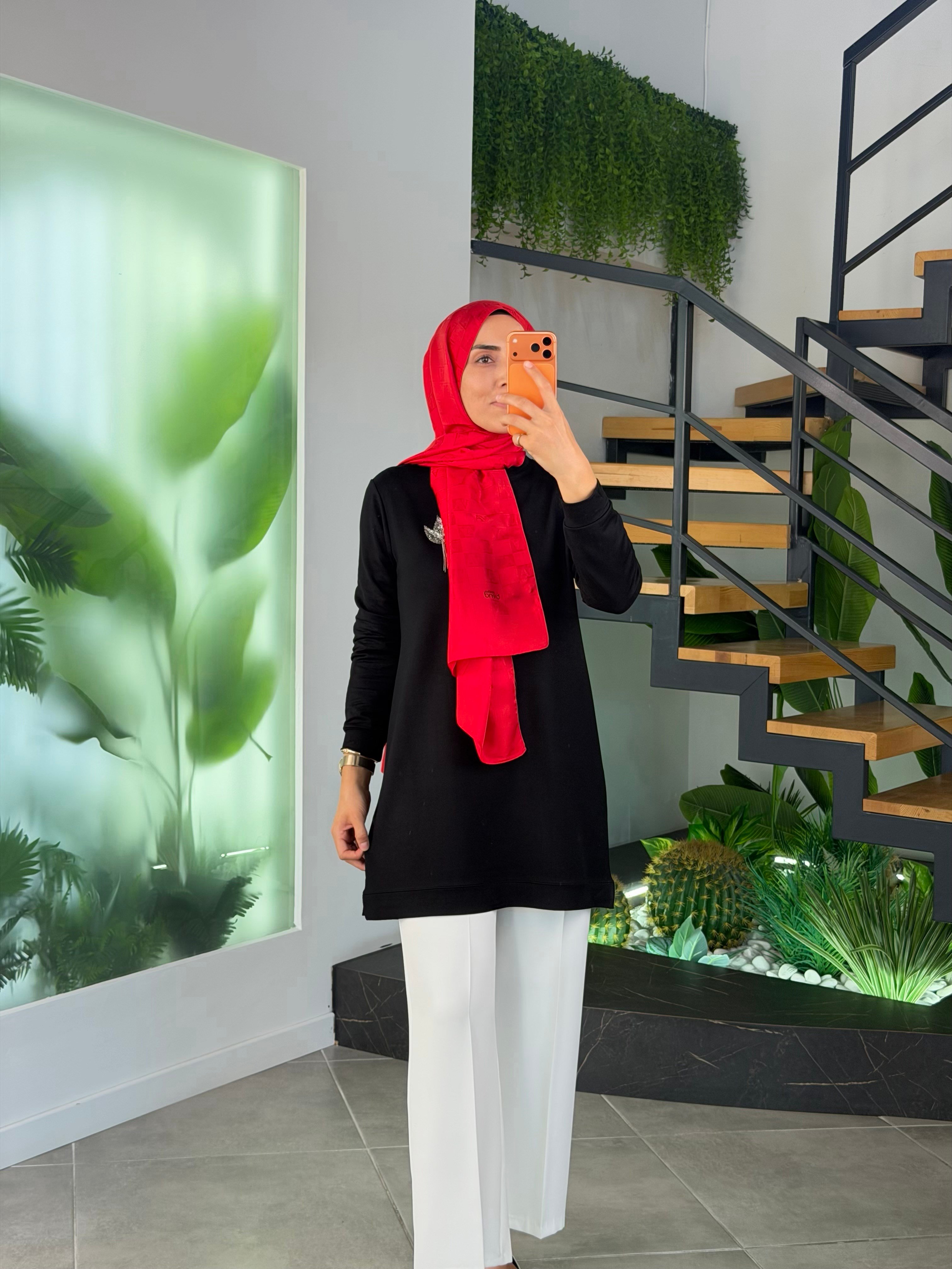 Siyah Renk Yaprak Taş Detaylı Tunik