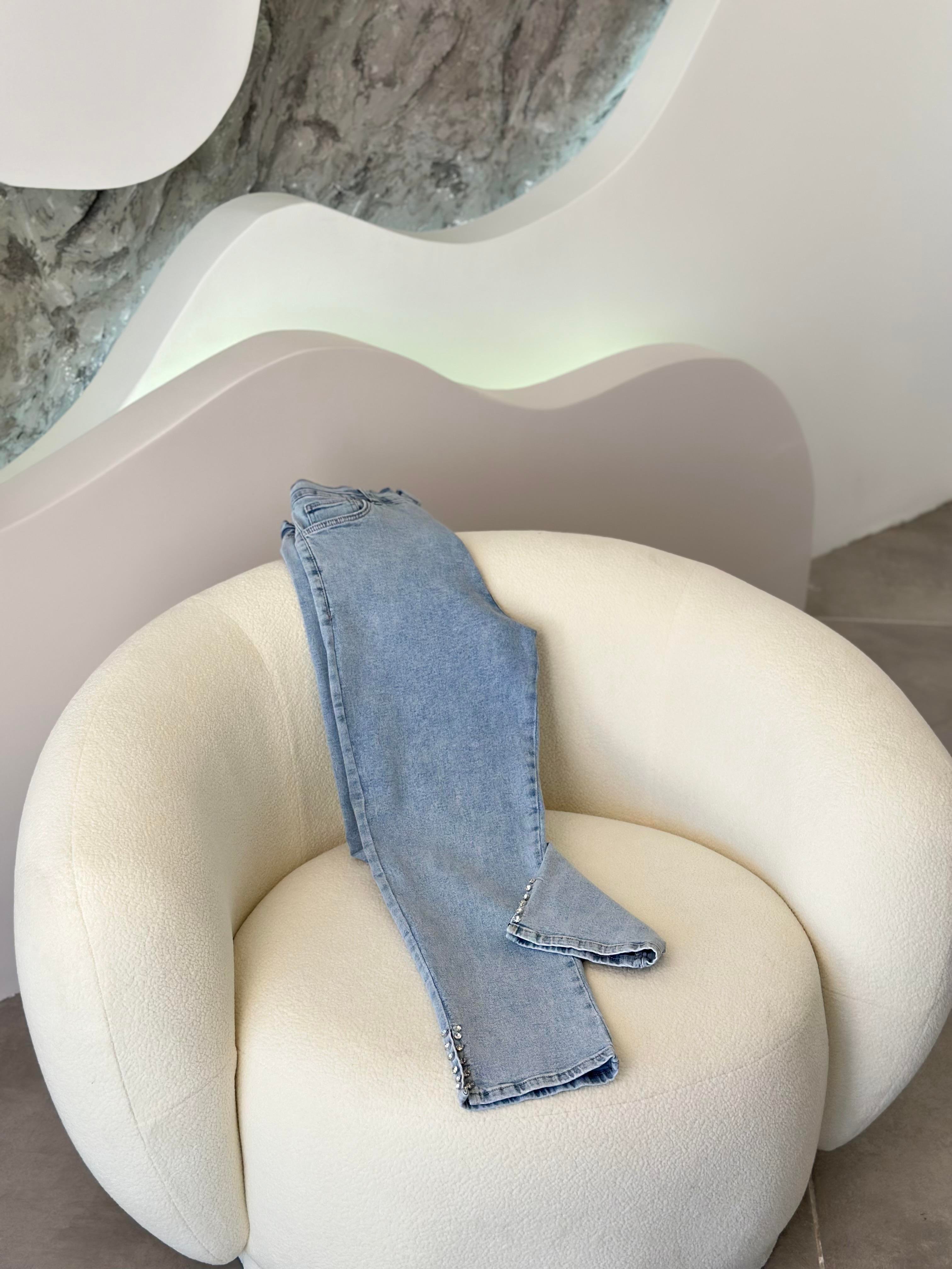 Yanı Yırtmaçlı Taşlı Açık Mavi Renk Kadın Jean