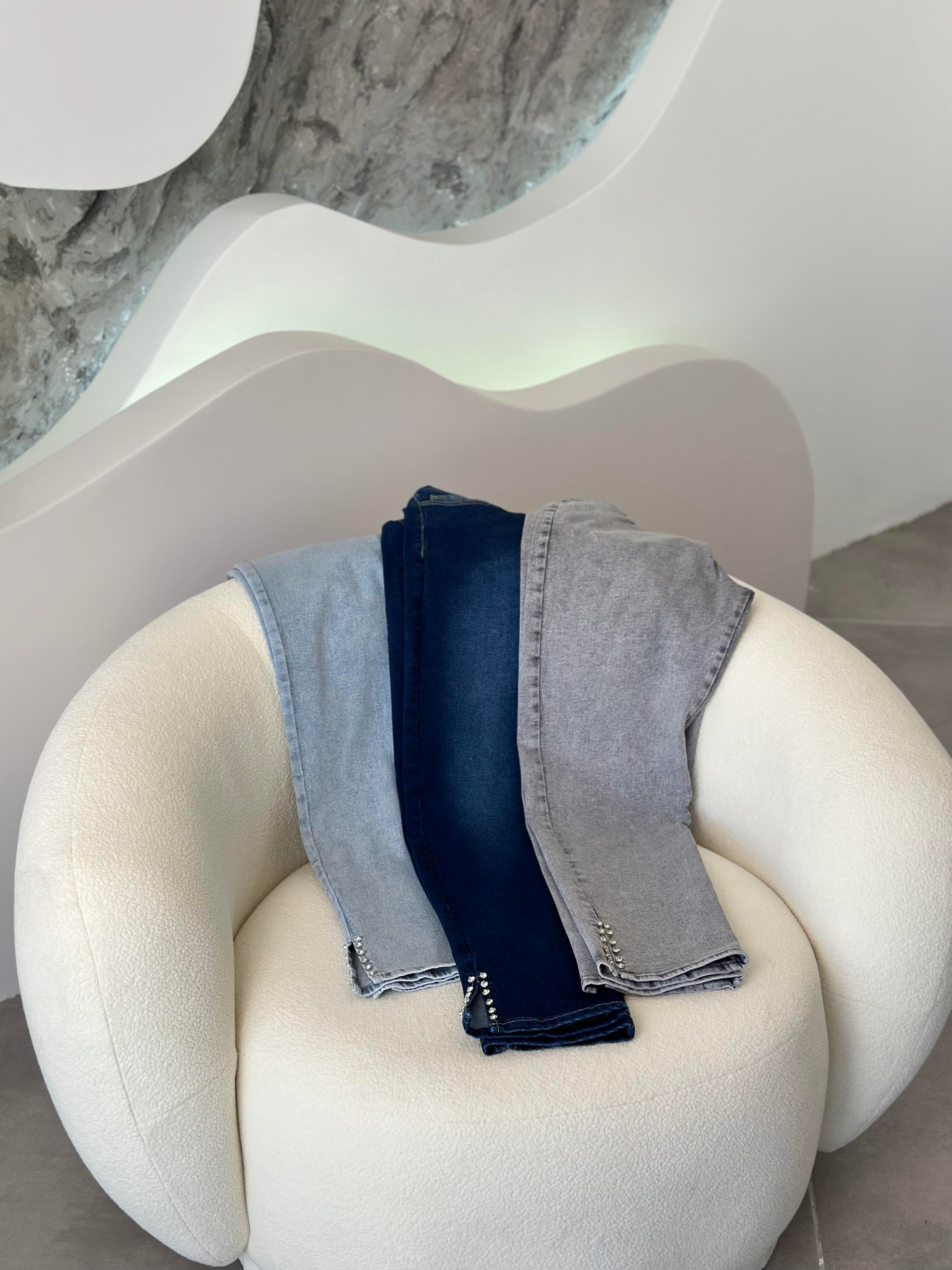 Yanı Yırtmaçlı Taşlı Koyu Mavi Renk Kadın Jean 