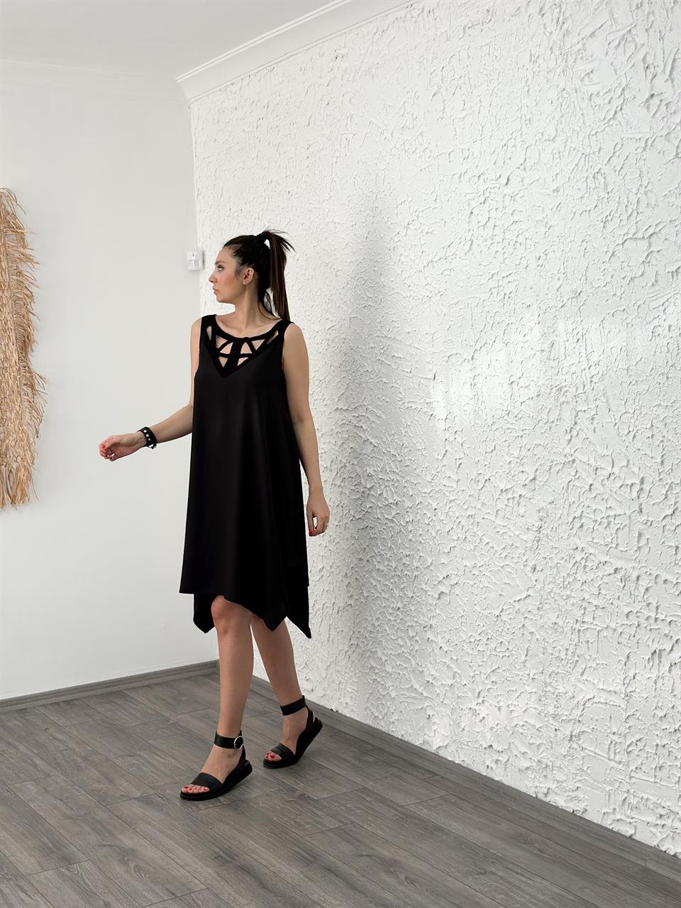 ART YAKA DETAYLI SİYAH ELBİSE