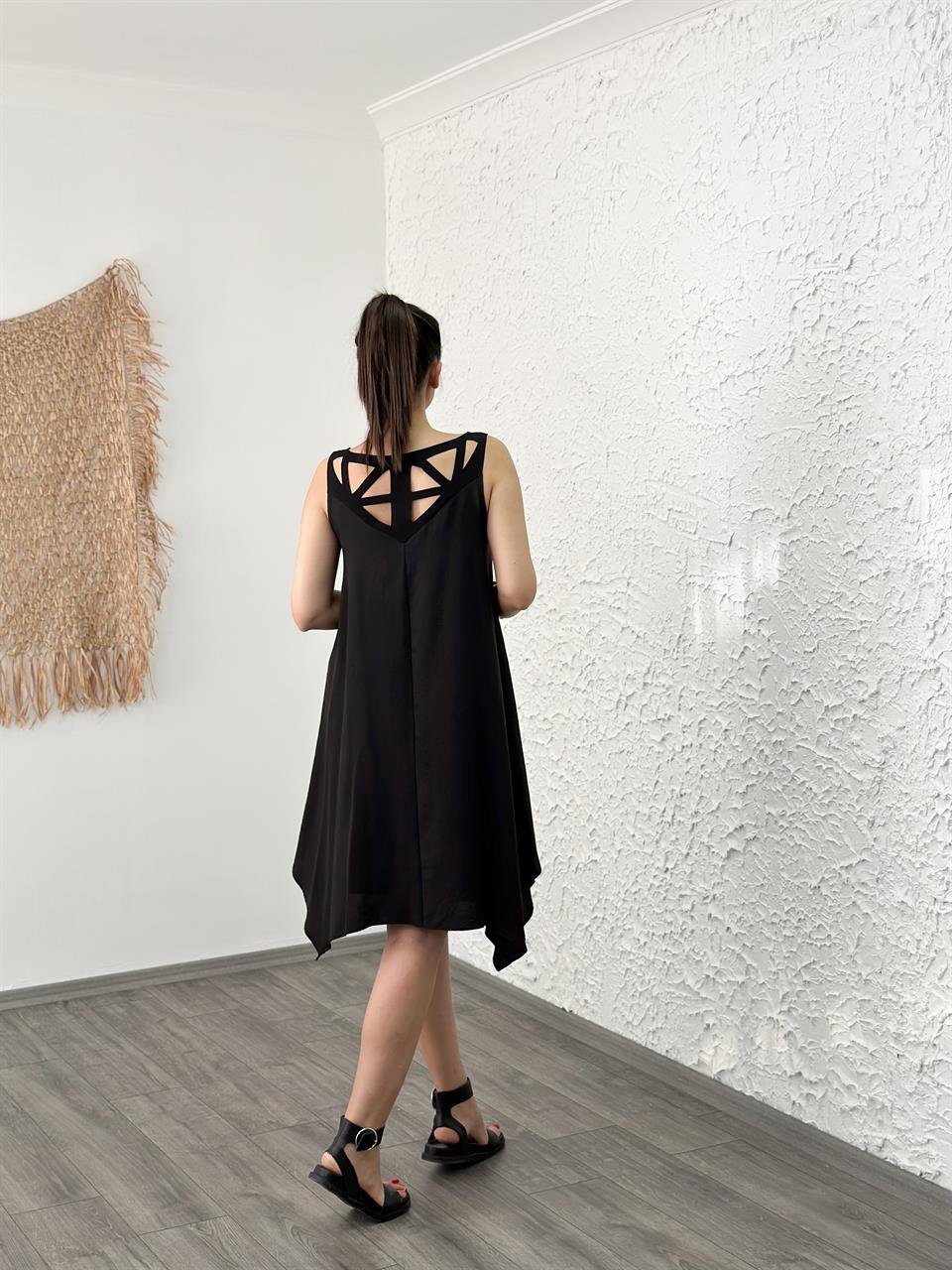ART YAKA DETAYLI SİYAH ELBİSE