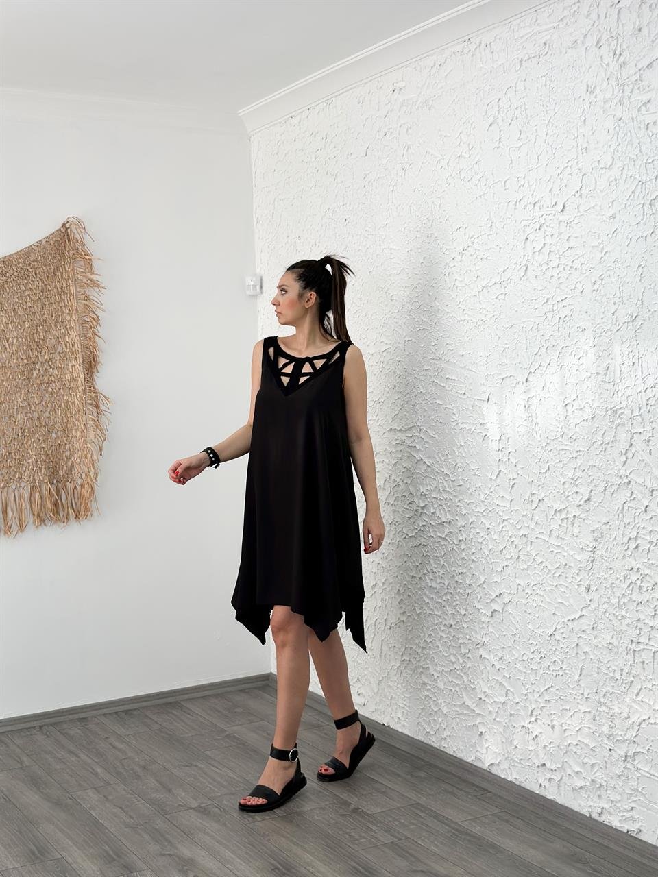 ART YAKA DETAYLI SİYAH ELBİSE