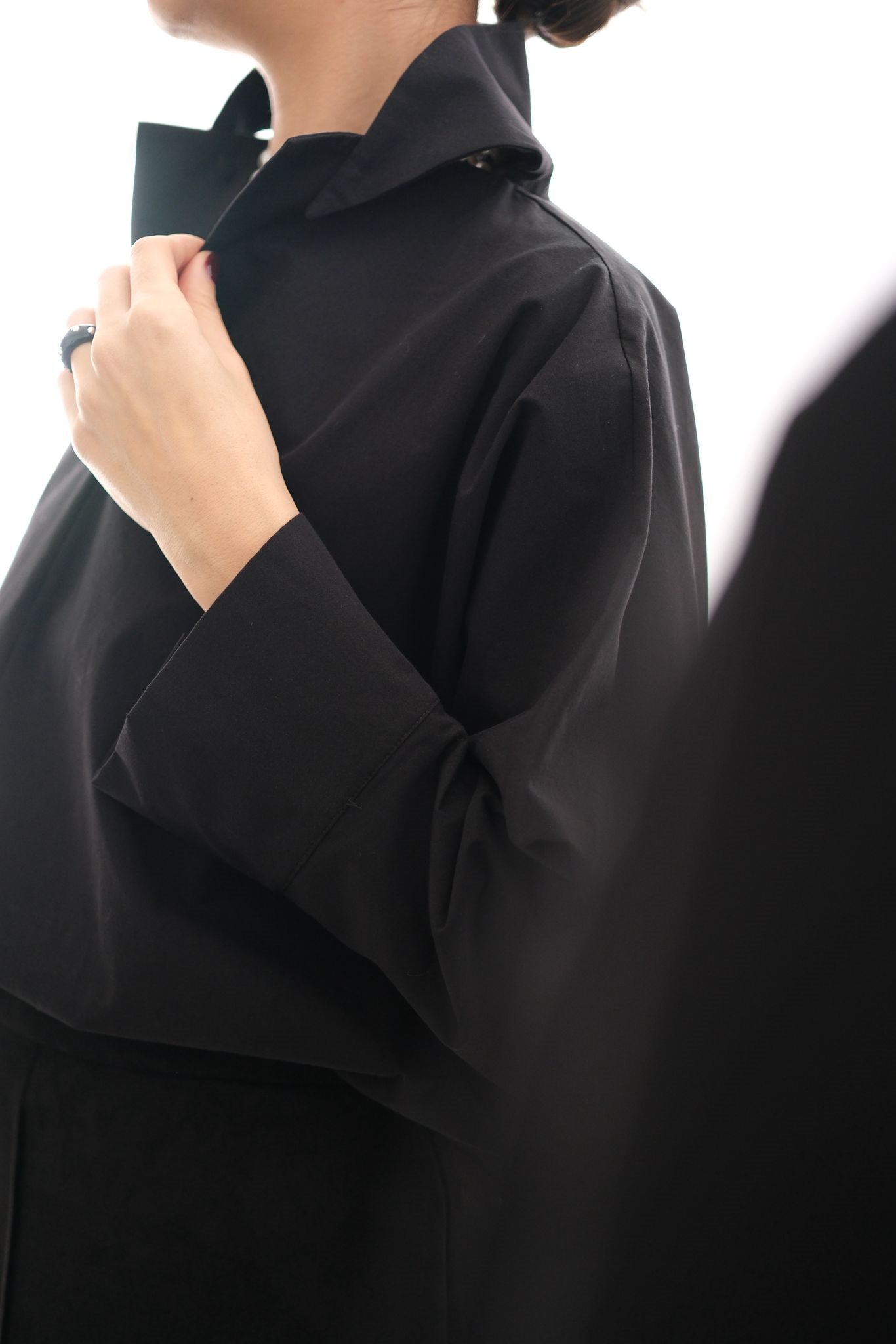 DOLCE YAKA DETAYLI SİYAH BLUZ