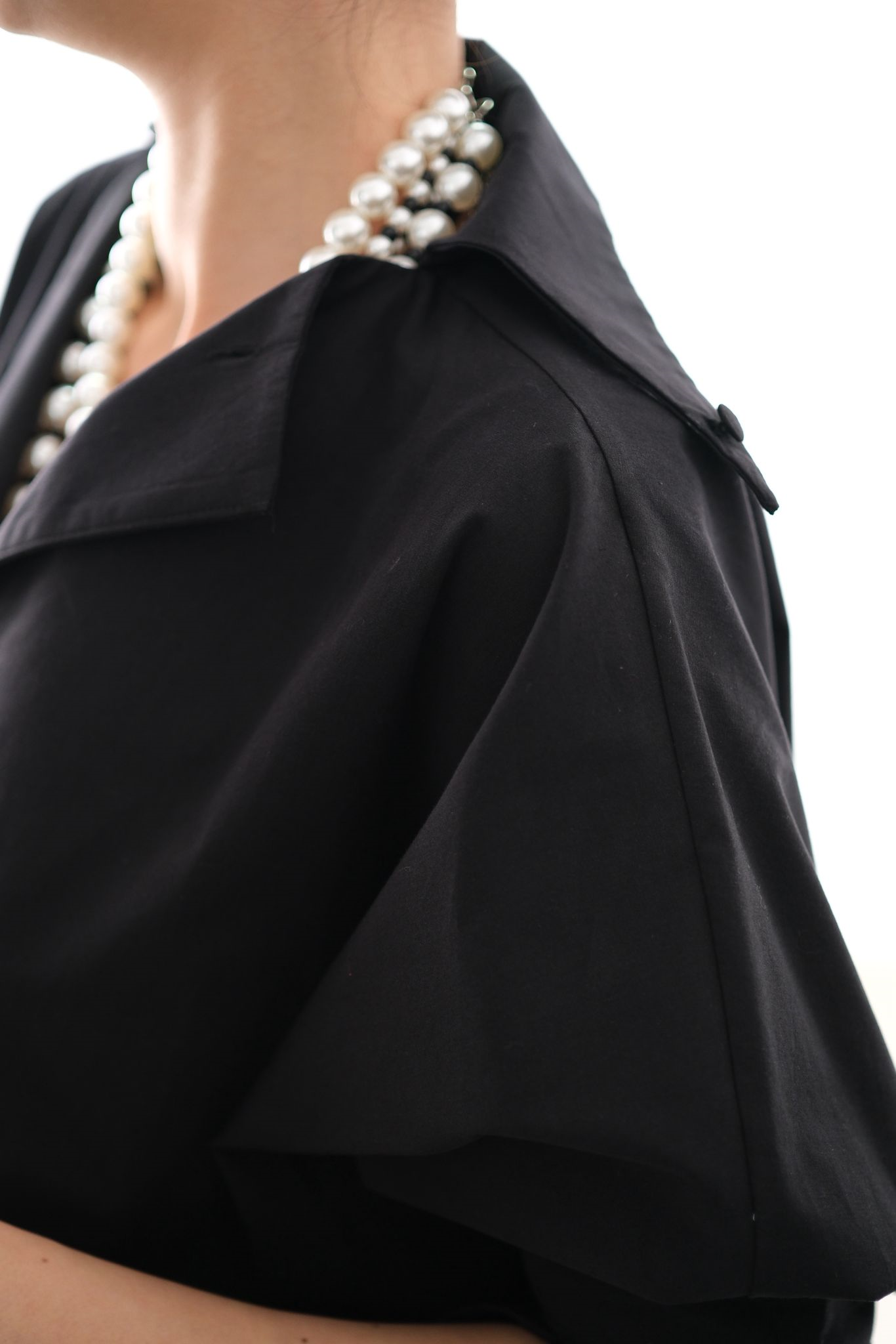 DOLCE YAKA DETAYLI SİYAH BLUZ