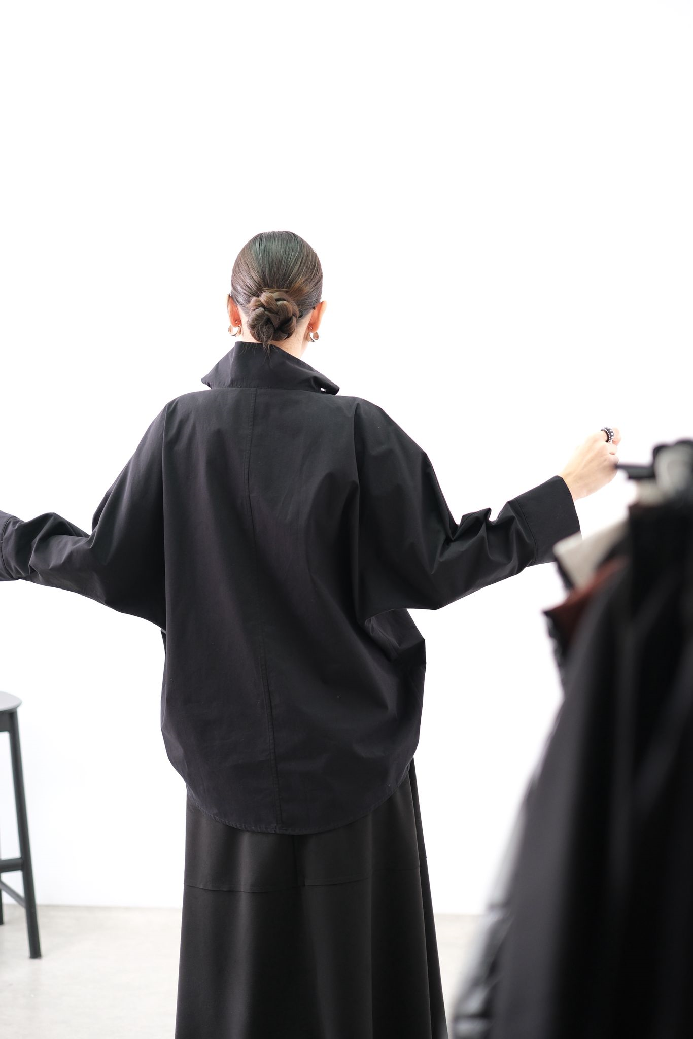 DOLCE YAKA DETAYLI SİYAH BLUZ