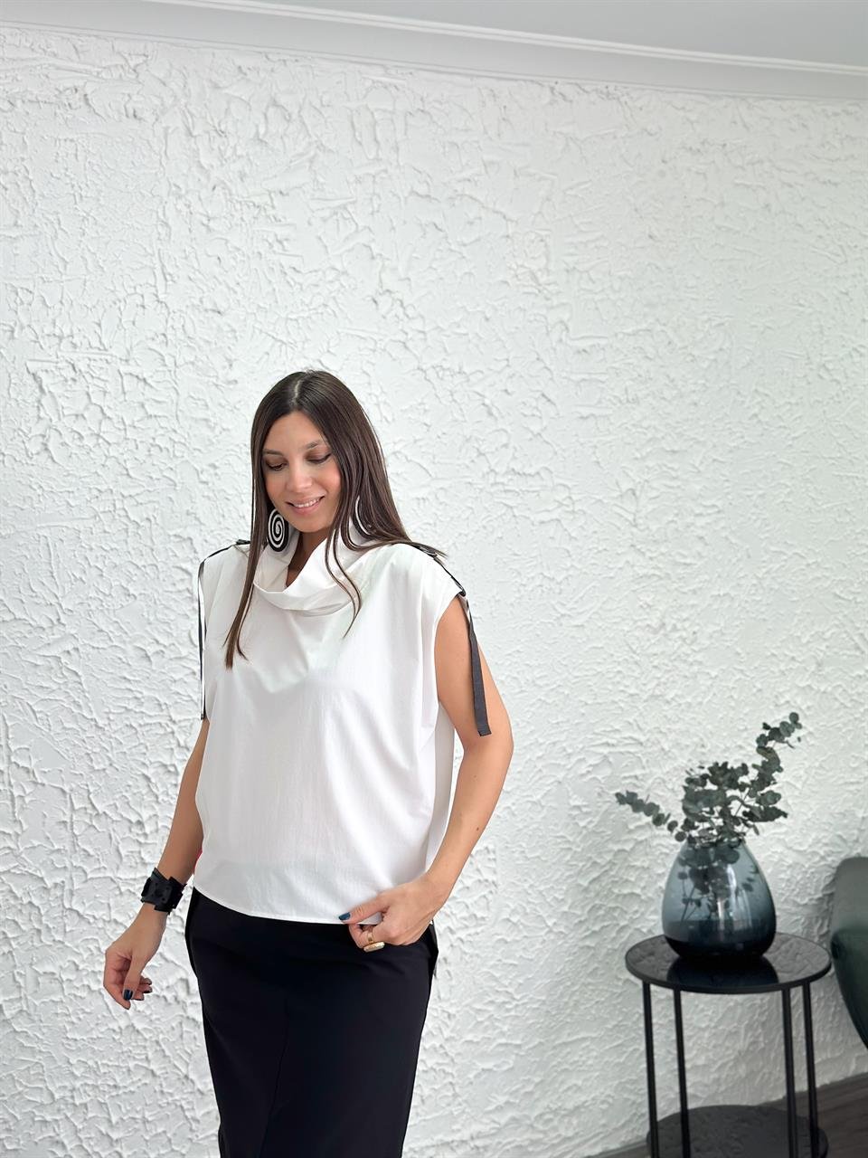 FOREA OMUZ DETAYLI BEYAZ BLUZ