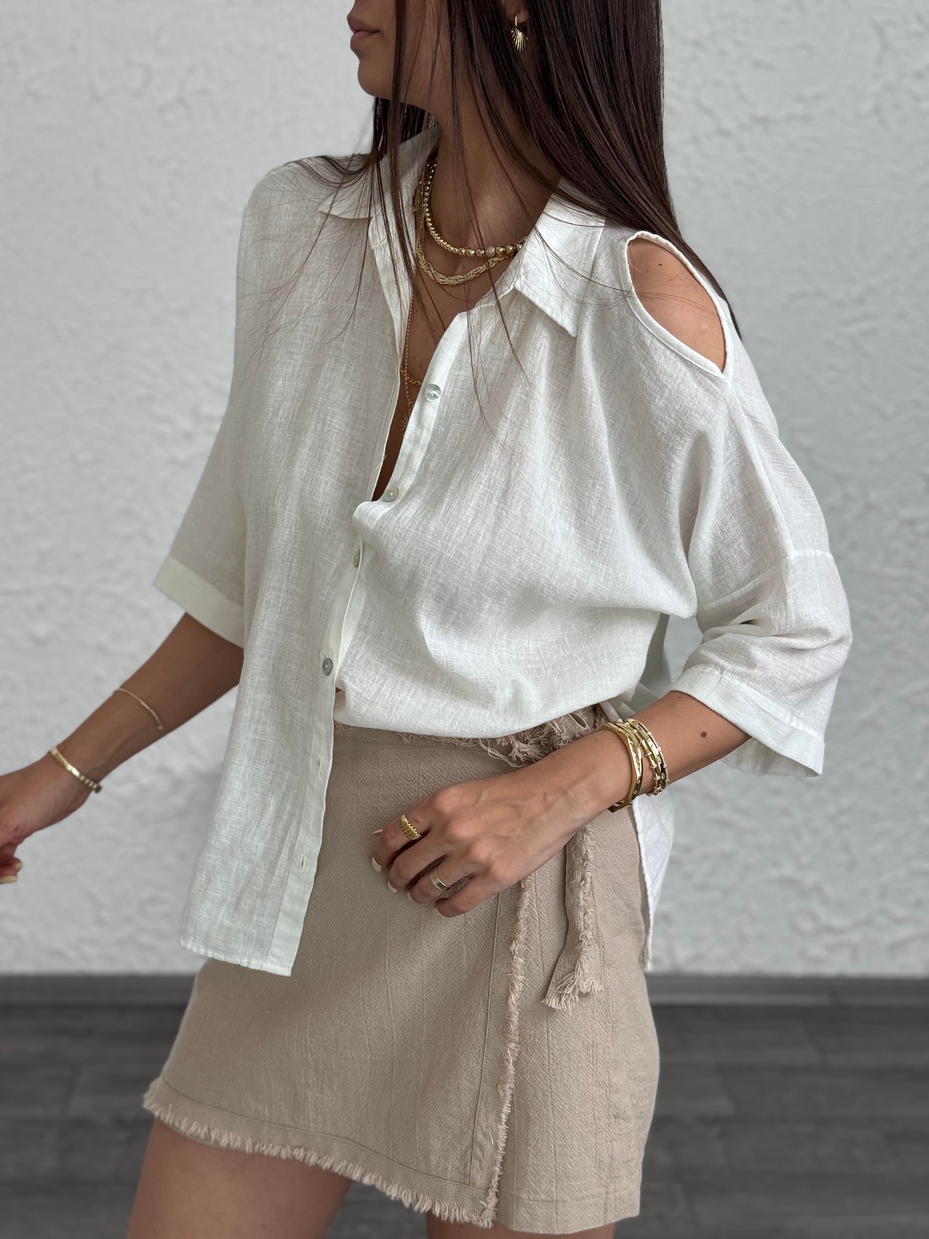 GİLİ OMUZ DETAYLI BEYAZ KETEN GÖMLEK