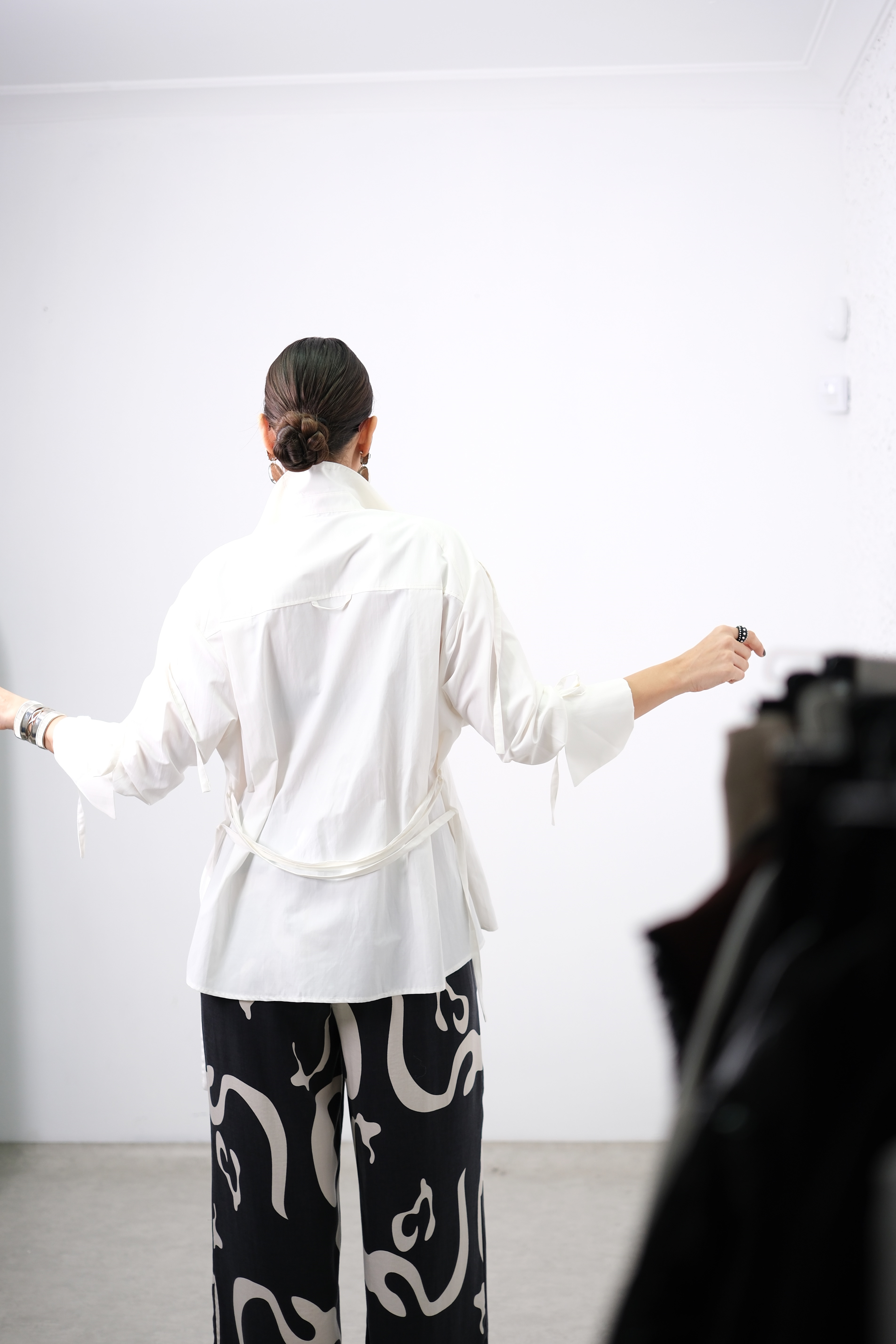 LUNA BAĞLAMA DETAYLI BEYAZ GÖMLEK