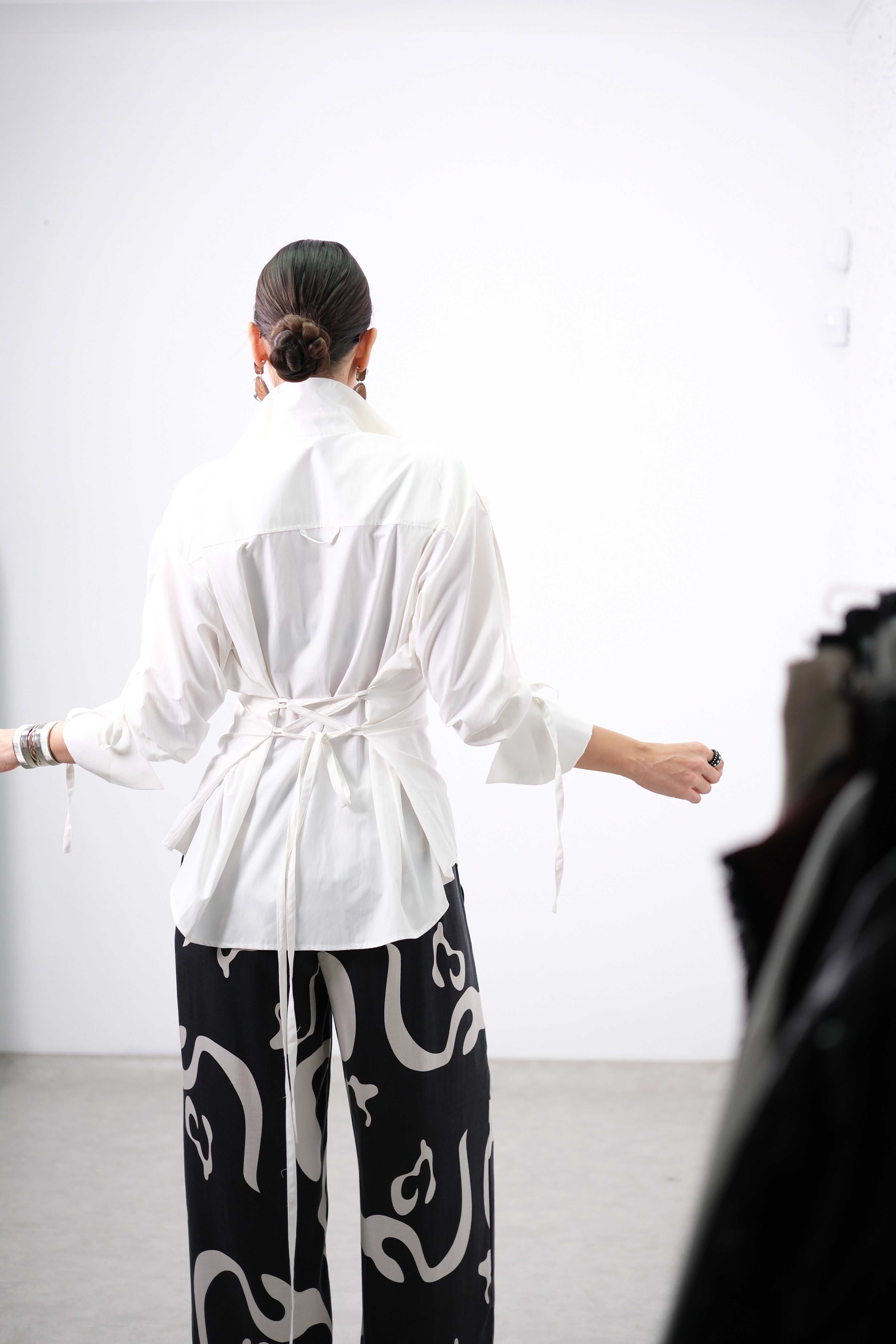 LUNA BAĞLAMA DETAYLI BEYAZ GÖMLEK