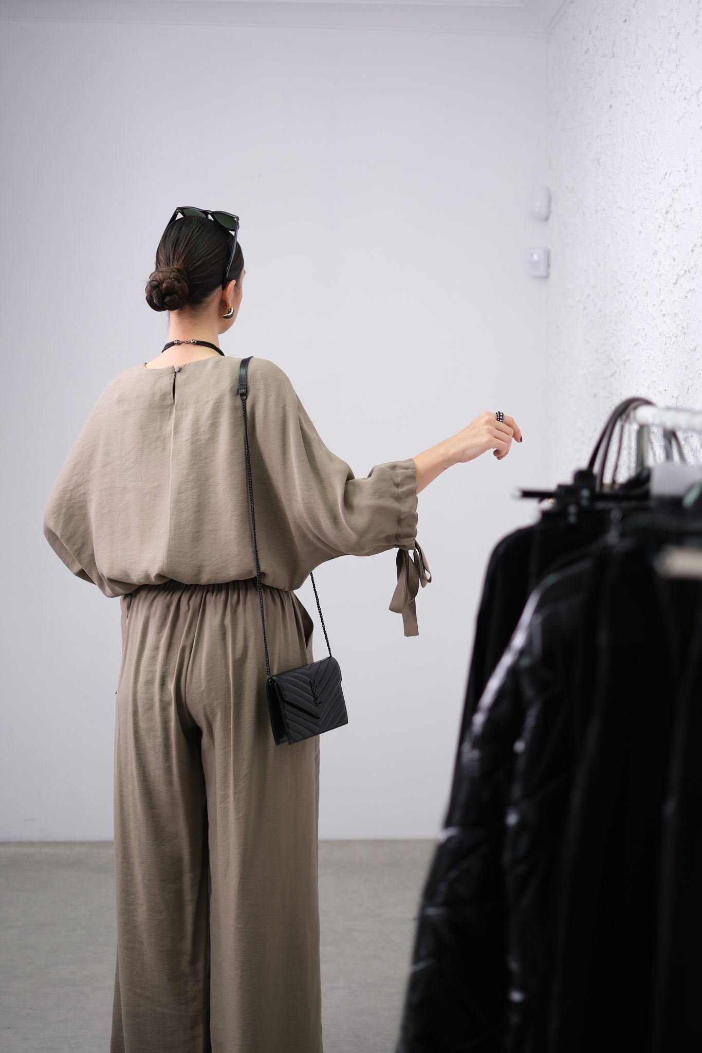 MOTİON KOL DETAYLI YAĞ YEŞİLİ KOLYELİ BLUZ