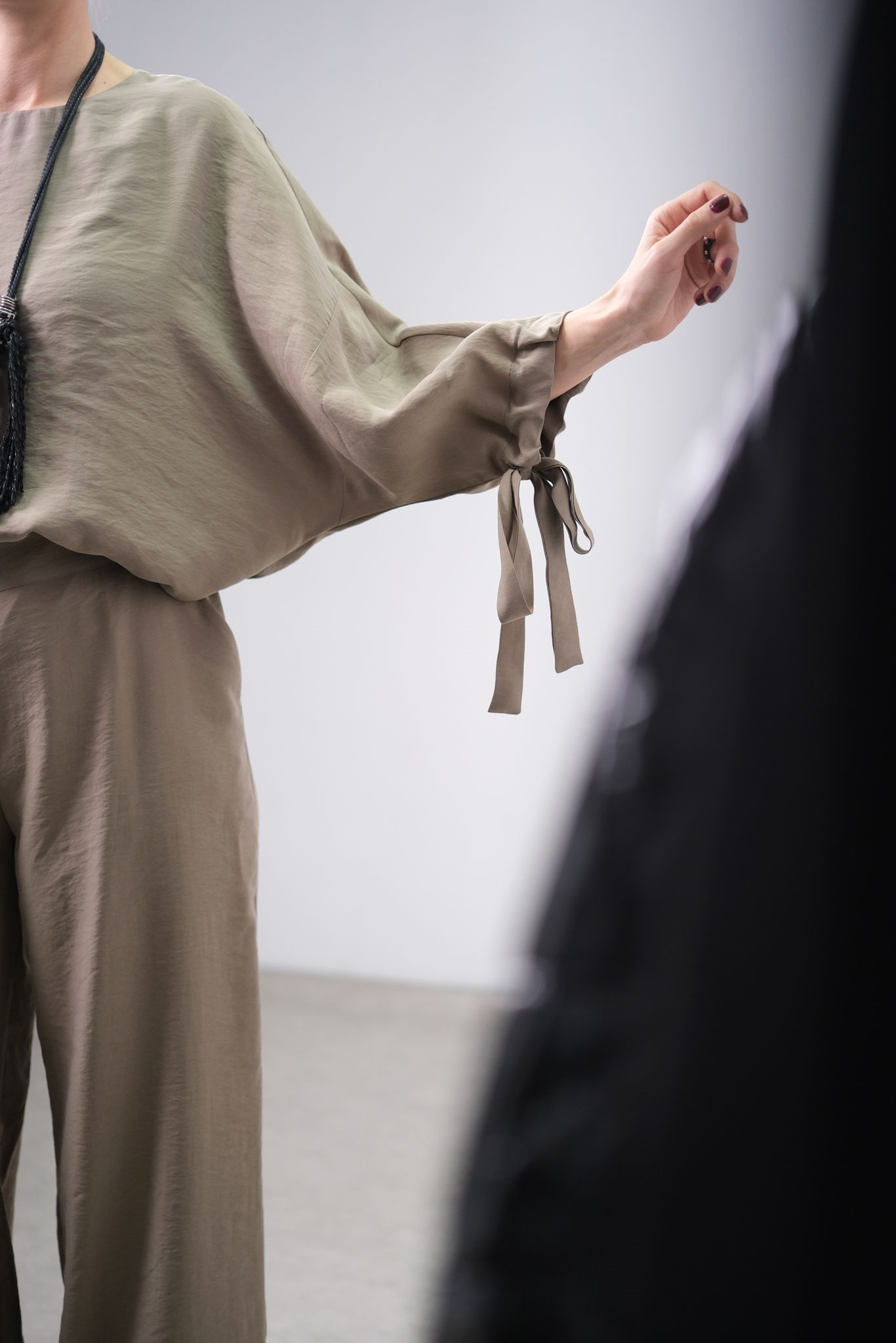 MOTİON KOL DETAYLI YAĞ YEŞİLİ KOLYELİ BLUZ